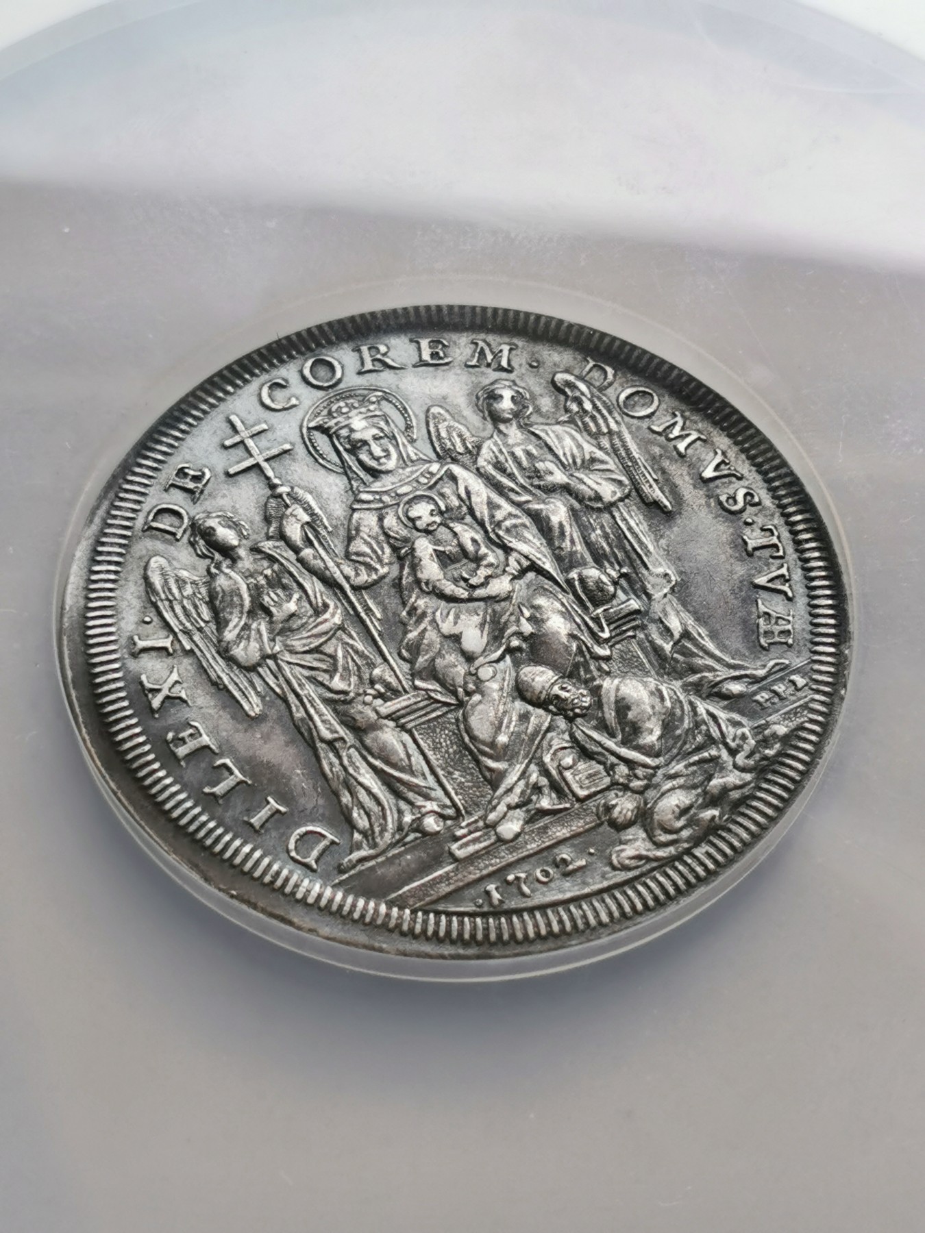 凡希社世界钱币微拍第二百六十四期 荐！1702教皇国圣玛利亚教堂纪念皮亚斯特大银NGC-AU58，珍稀！油润黑彩。正面：教宗克莱门特十一世；背面：圣母子与天使，英诺森二世匍匐于地。雕刻技艺精湛，教皇肖像极为传神，意大利当时的雕塑与绘画水准绝对地表最强！