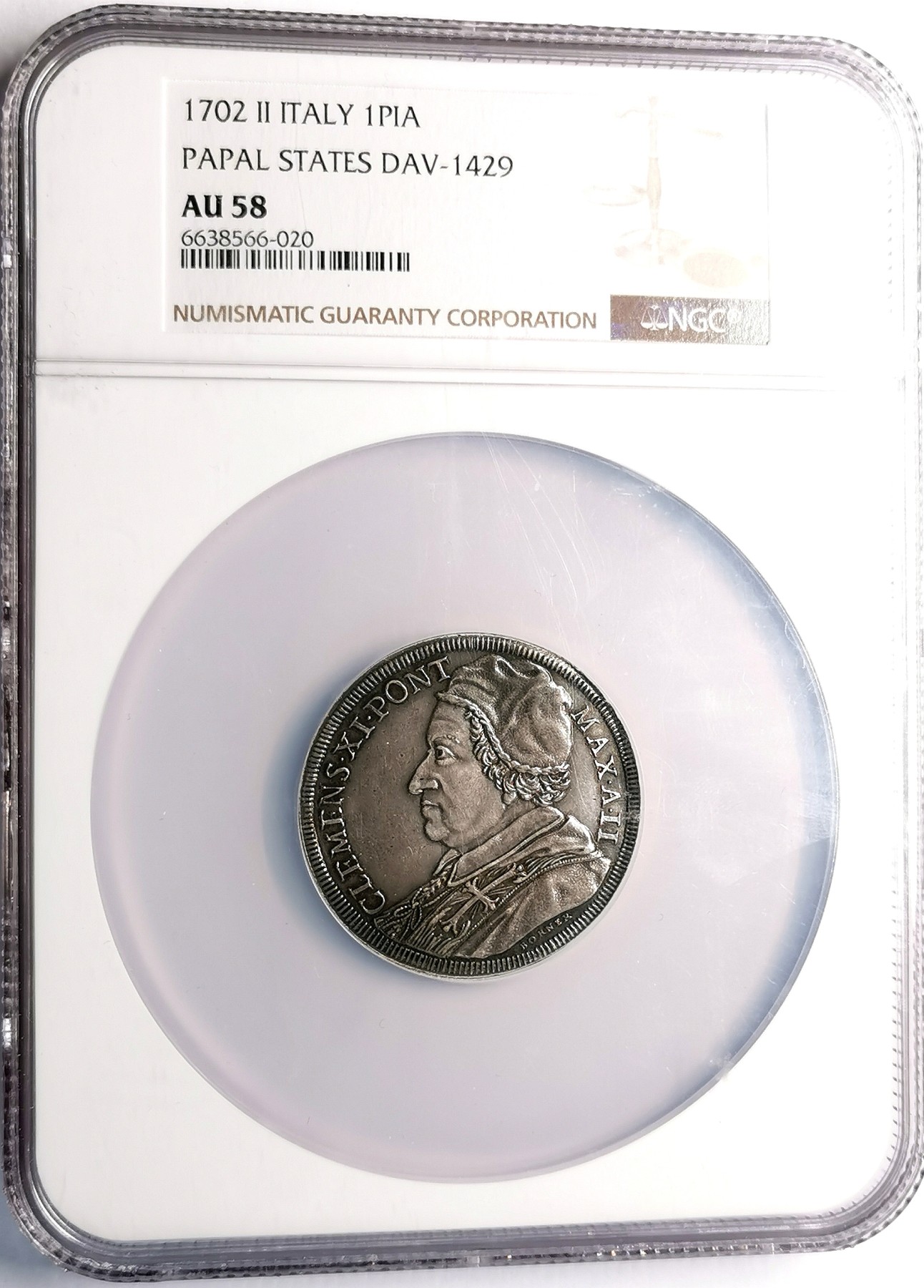 凡希社世界钱币微拍第二百六十四期 荐！1702教皇国圣玛利亚教堂纪念皮亚斯特大银NGC-AU58，珍稀！油润黑彩。正面：教宗克莱门特十一世；背面：圣母子与天使，英诺森二世匍匐于地。雕刻技艺精湛，教皇肖像极为传神，意大利当时的雕塑与绘画水准绝对地表最强！