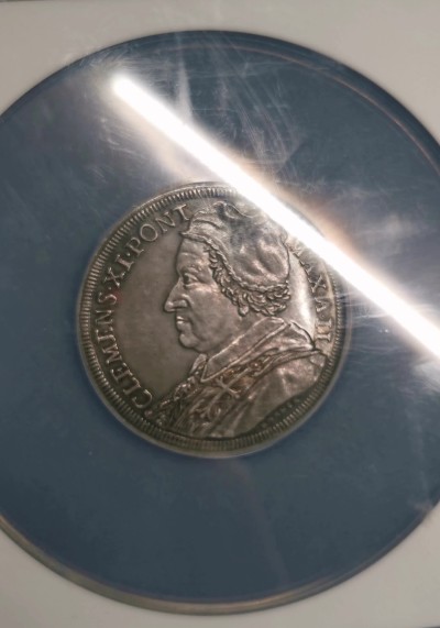 凡希社世界钱币微拍第二百六十四期 荐！1702教皇国圣玛利亚教堂纪念皮亚斯特大银NGC-AU58，珍稀！油润黑彩。正面：教宗克莱门特十一世；背面：圣母子与天使，英诺森二世匍匐于地。雕刻技艺精湛，教皇肖像极为传神，意大利当时的雕塑与绘画水准绝对地表最强！