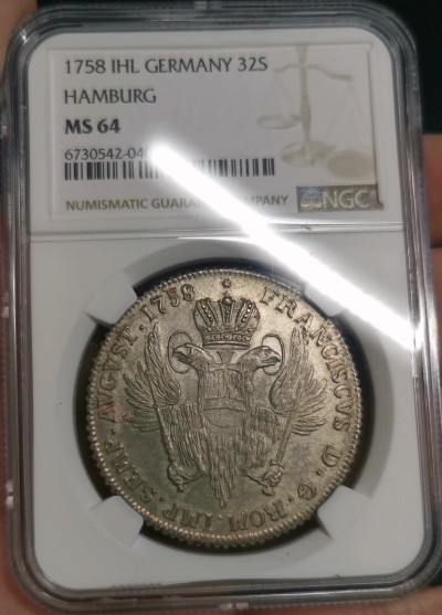 凡希社世界钱币微拍第二百六十四期 荐！1758IHL帝国自由市汉堡城市徽章32先令（2/3泰勒）大银NGC-MS64，柔和雅致的淡金包浆，N最高分！