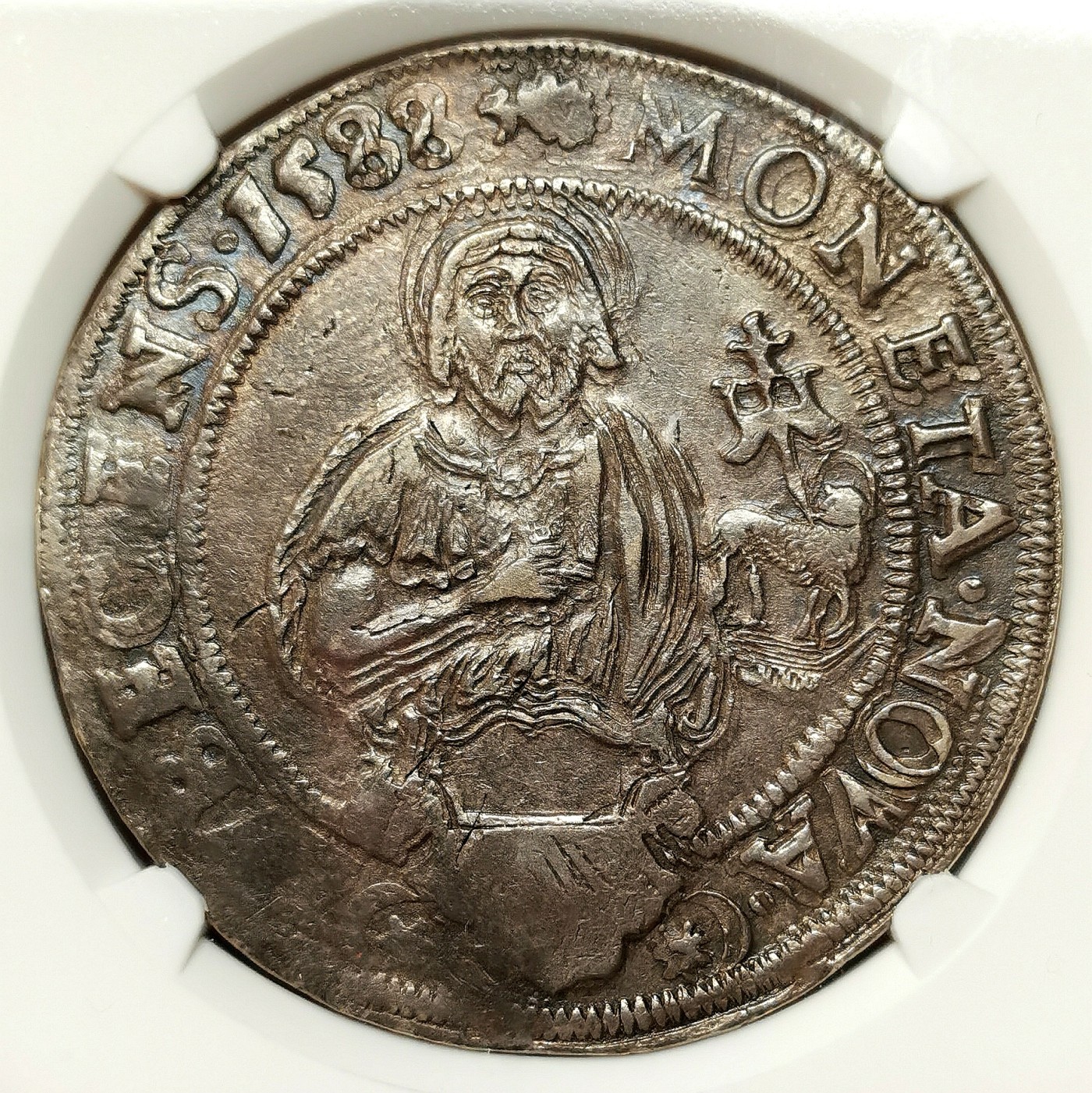 凡希社世界钱币微拍第二百六十四期 荐！1588汉萨同盟帝国自由市吕贝克泰勒大银NGC-AU50 深色五彩，气韵古朴！正面的金羊毛图案象征贸易与财富，从十二世纪到十六世纪，作为同盟首府的吕贝克曾是北欧最重要的商业中心。