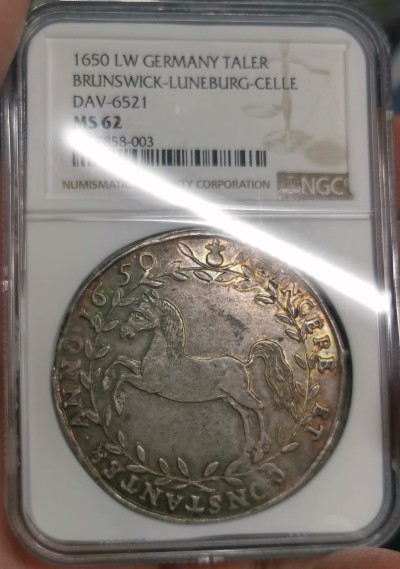 凡希社世界钱币微拍第二百六十四期 荐！1650LW布伦瑞克-吕内堡-策勒奔马大型泰勒NGC-MS62 迷人的金绿彩虹包浆，铸打细节锐利，收藏级精品。N唯一冠军分！ 