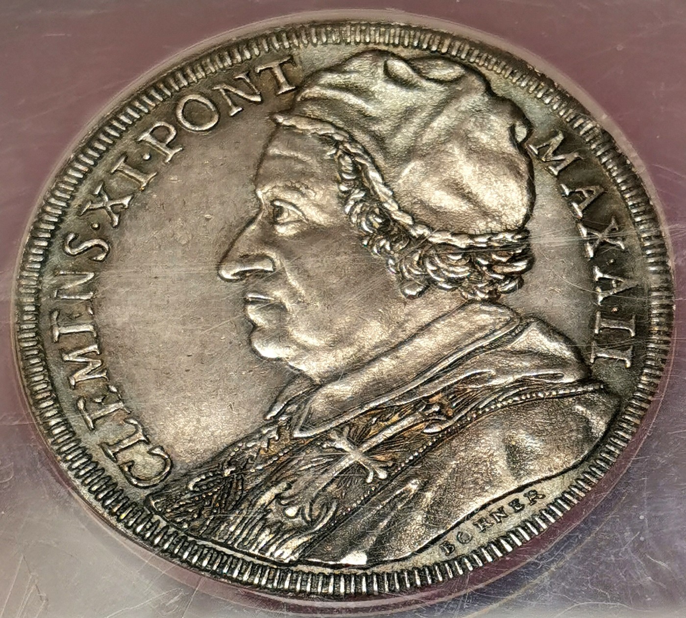 凡希社世界钱币微拍第二百六十四期 荐！1702教皇国圣玛利亚教堂纪念皮亚斯特大银NGC-AU58，珍稀！油润黑彩。正面：教宗克莱门特十一世；背面：圣母子与天使，英诺森二世匍匐于地。雕刻技艺精湛，教皇肖像极为传神，意大利当时的雕塑与绘画水准绝对地表最强！