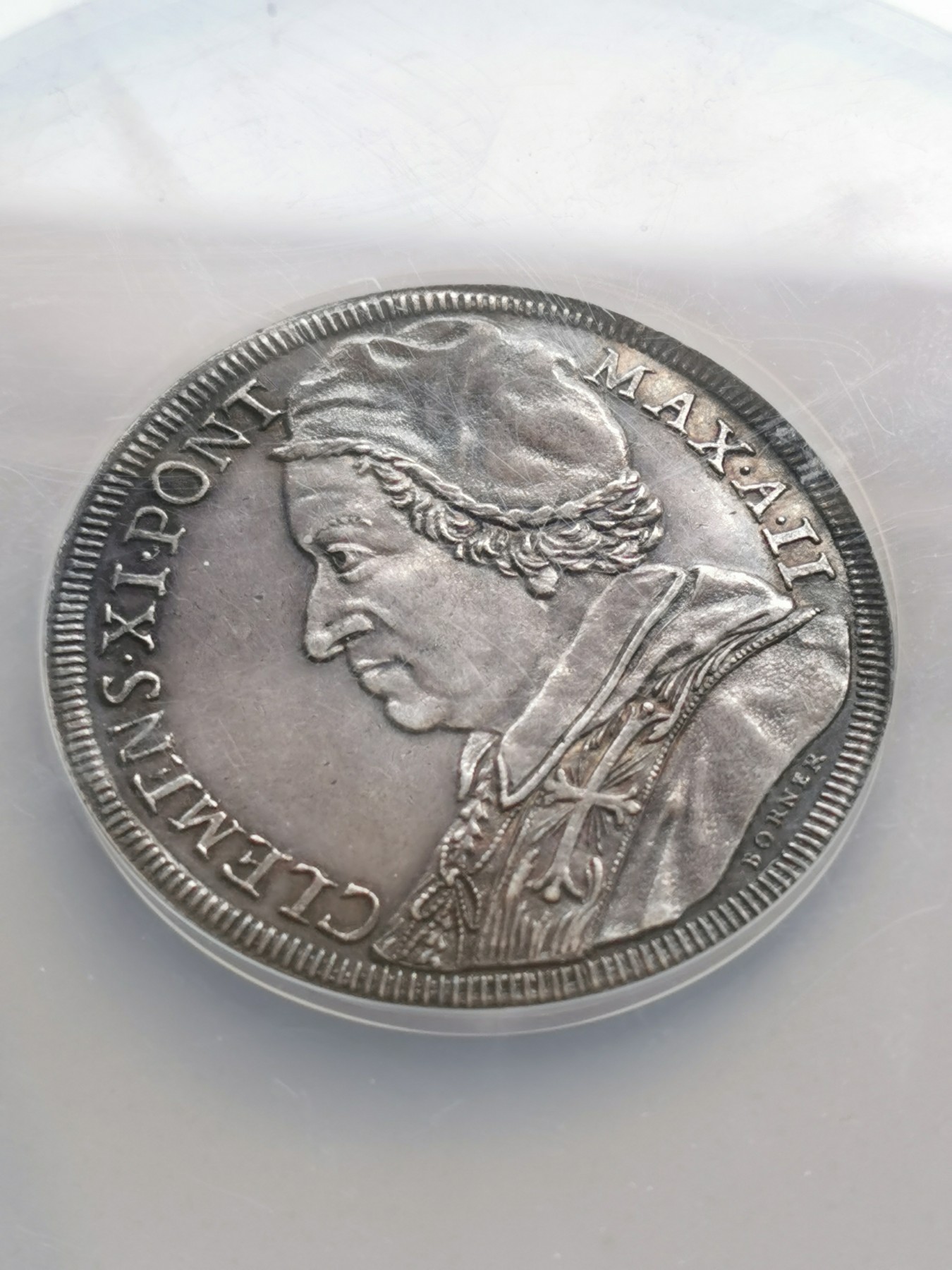 凡希社世界钱币微拍第二百六十四期 荐！1702教皇国圣玛利亚教堂纪念皮亚斯特大银NGC-AU58，珍稀！油润黑彩。正面：教宗克莱门特十一世；背面：圣母子与天使，英诺森二世匍匐于地。雕刻技艺精湛，教皇肖像极为传神，意大利当时的雕塑与绘画水准绝对地表最强！