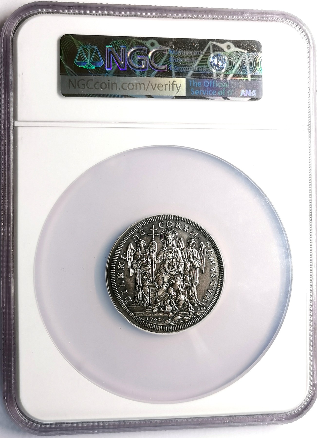 凡希社世界钱币微拍第二百六十四期 荐！1702教皇国圣玛利亚教堂纪念皮亚斯特大银NGC-AU58，珍稀！油润黑彩。正面：教宗克莱门特十一世；背面：圣母子与天使，英诺森二世匍匐于地。雕刻技艺精湛，教皇肖像极为传神，意大利当时的雕塑与绘画水准绝对地表最强！