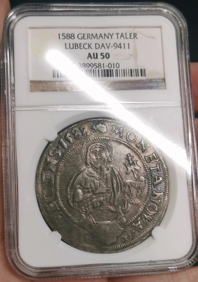 凡希社世界钱币微拍第二百六十四期 荐！1588汉萨同盟帝国自由市吕贝克泰勒大银NGC-AU50 深色五彩，气韵古朴！正面的金羊毛图案象征贸易与财富，从十二世纪到十六世纪，作为同盟首府的吕贝克曾是北欧最重要的商业中心。