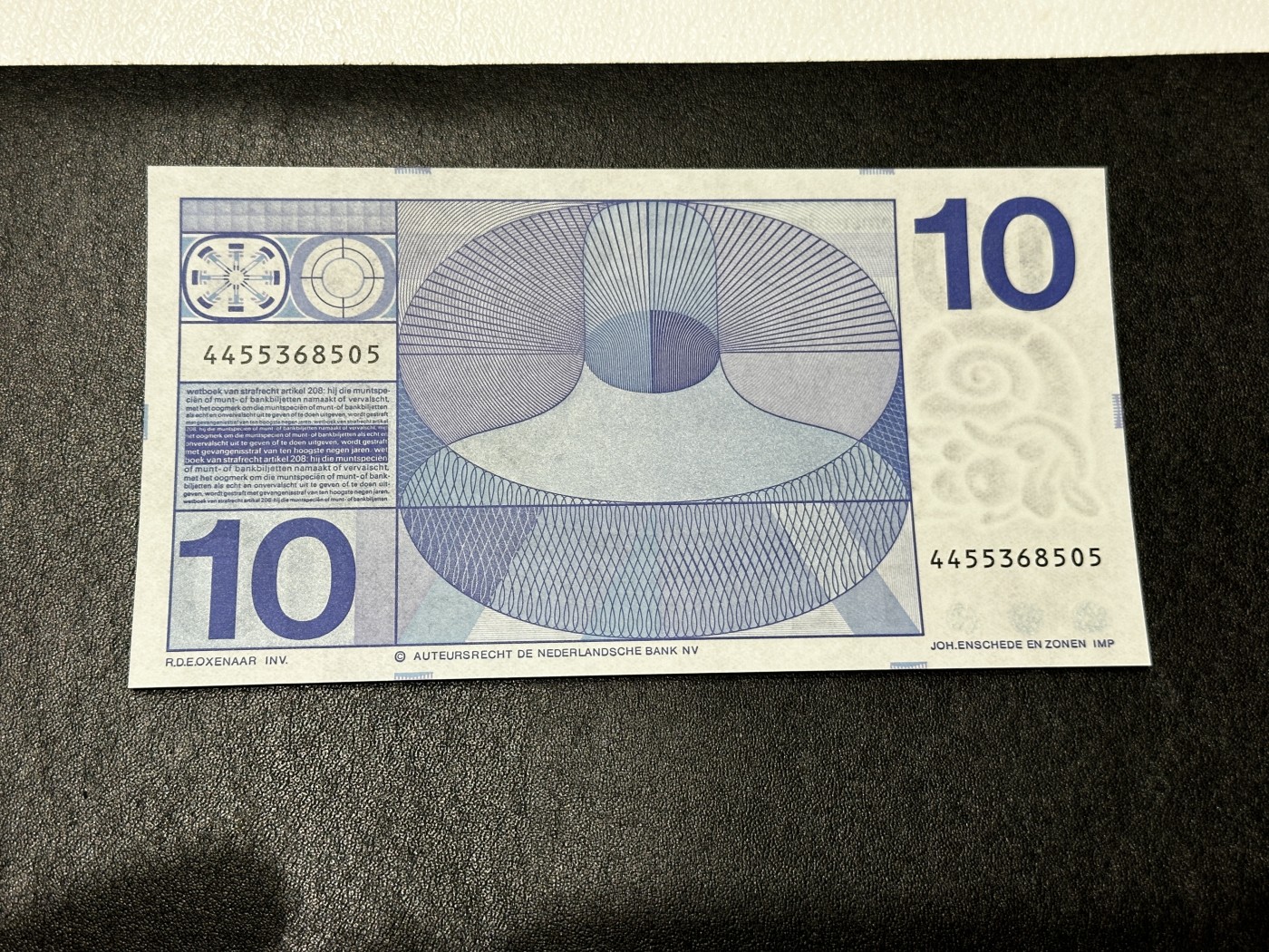 《外钞收藏家》第三百五十一期 1968年荷兰人像版10盾 全新 但一个叫有压到 如图