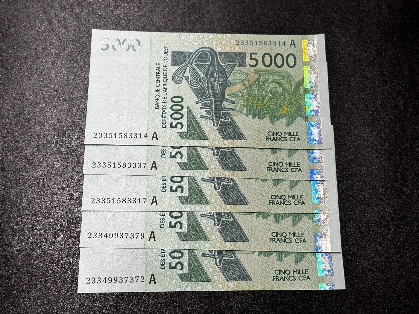 《外钞收藏家》第三百五十一期 2003年西非5000法郎 全新UNC 五张一起