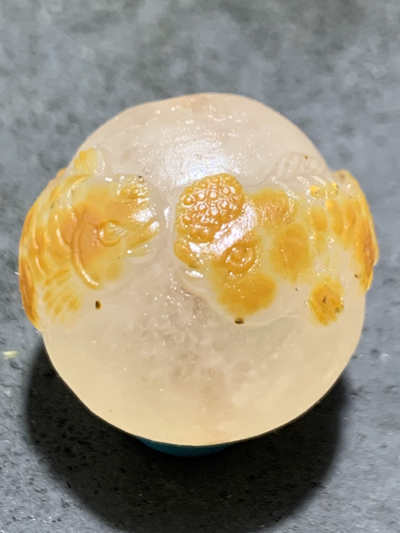精美冰飘亚光糖心料战国红玛瑙手工俏色巧雕金鱼大随形珠一个，