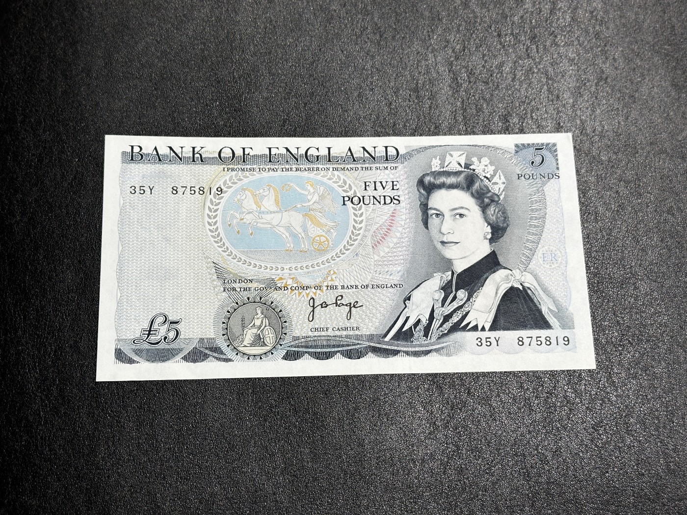 《外钞收藏家》第三百五十一期 英国D序列5镑 全新 一个轻微点钞痕（尾19）