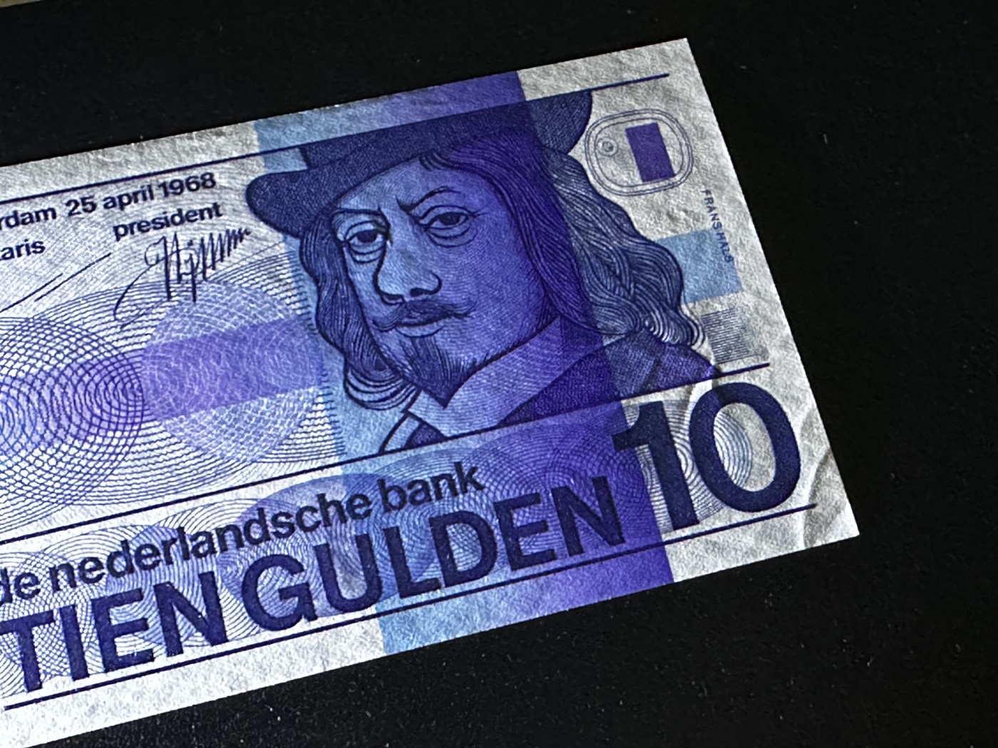 《外钞收藏家》第三百五十一期 1968年荷兰人像版10盾 全新 但一个叫有压到 如图