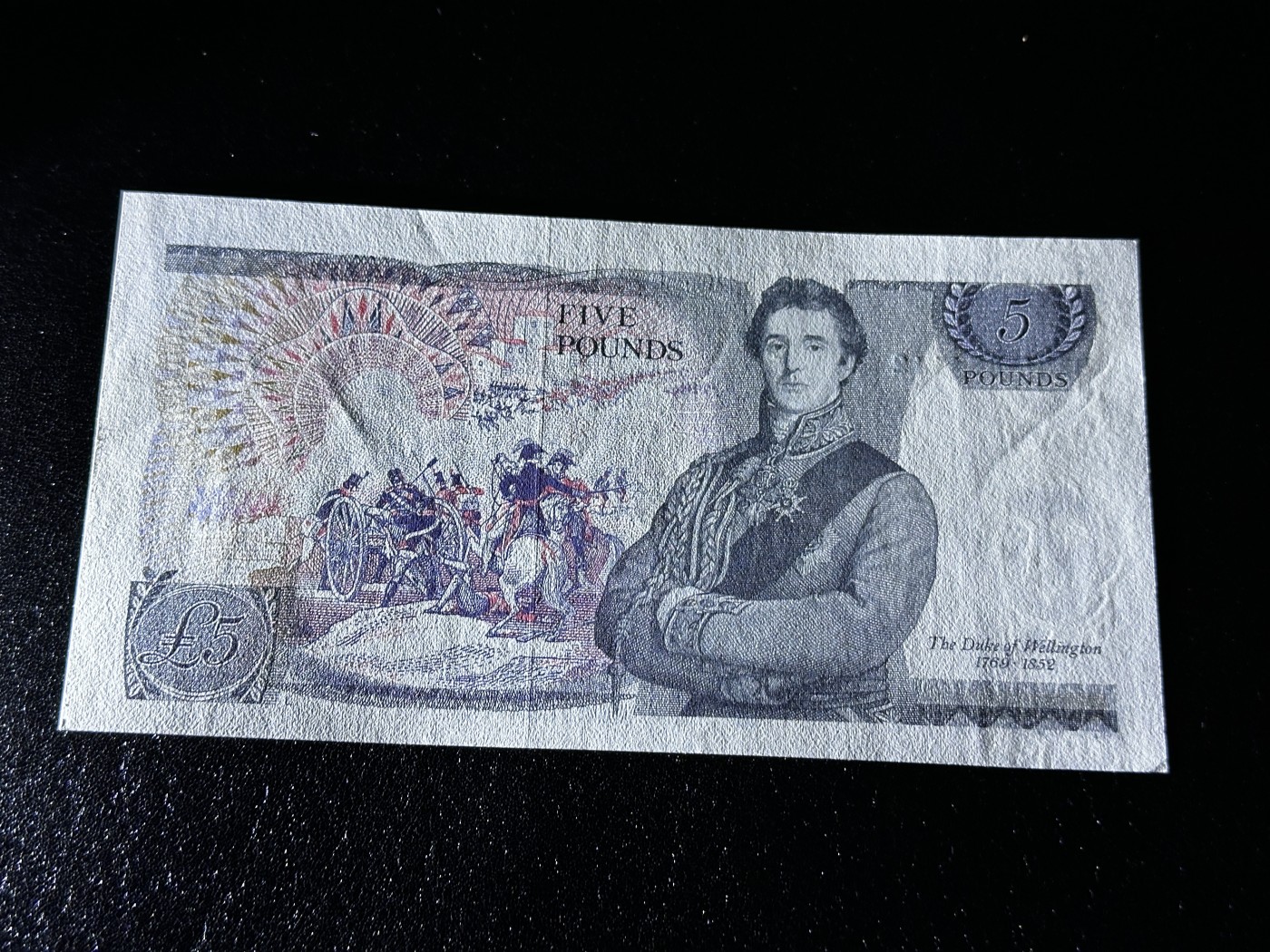 《外钞收藏家》第三百五十一期 英国D序列5镑 全新 有轻微点钞痕（尾112）