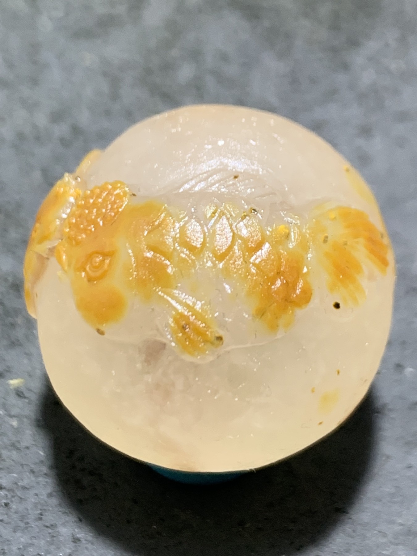 精美冰飘亚光糖心料战国红玛瑙手工俏色巧雕金鱼大随形珠一个，