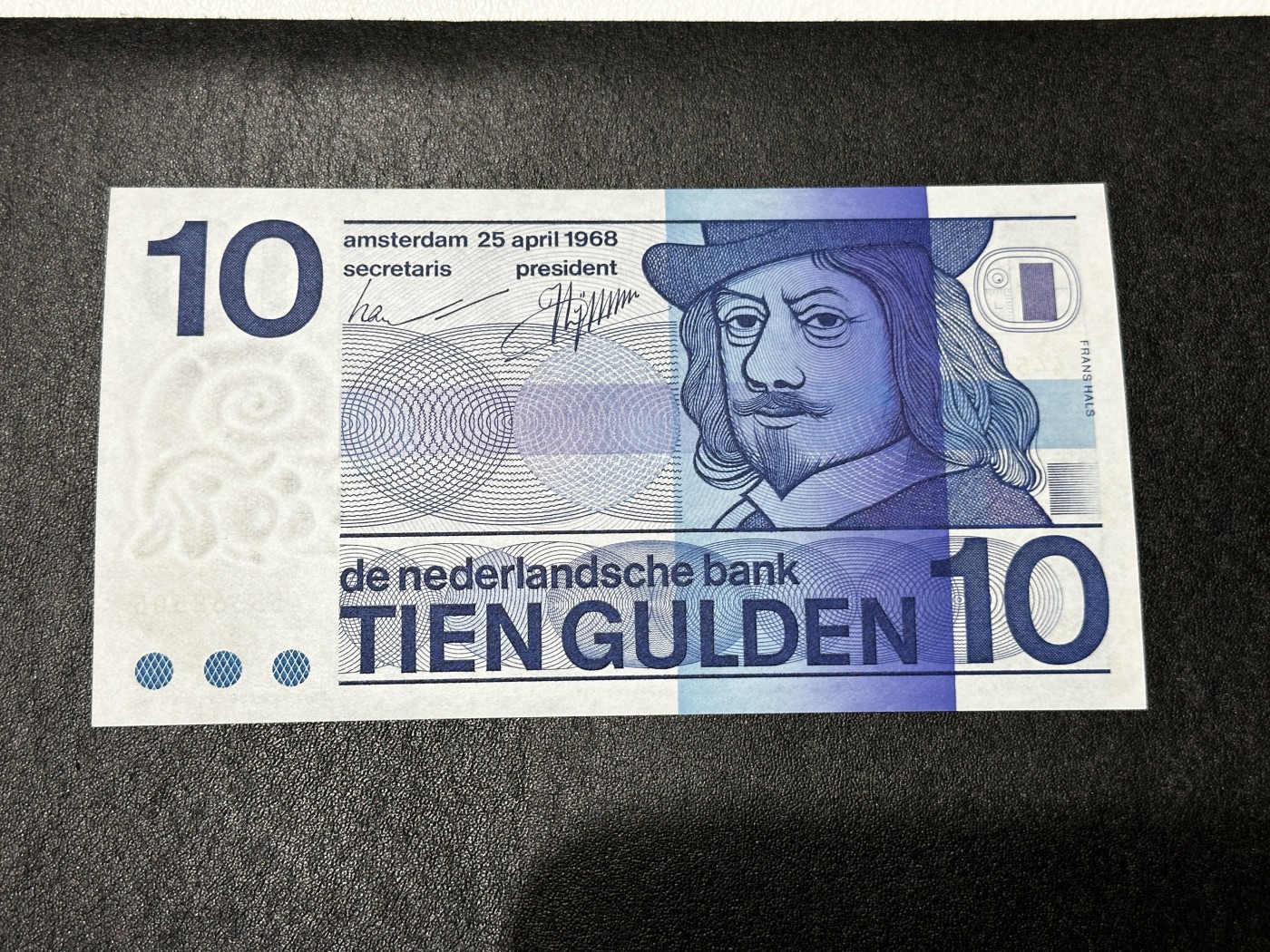 《外钞收藏家》第三百五十一期 1968年荷兰人像版10盾 全新 但一个叫有压到 如图