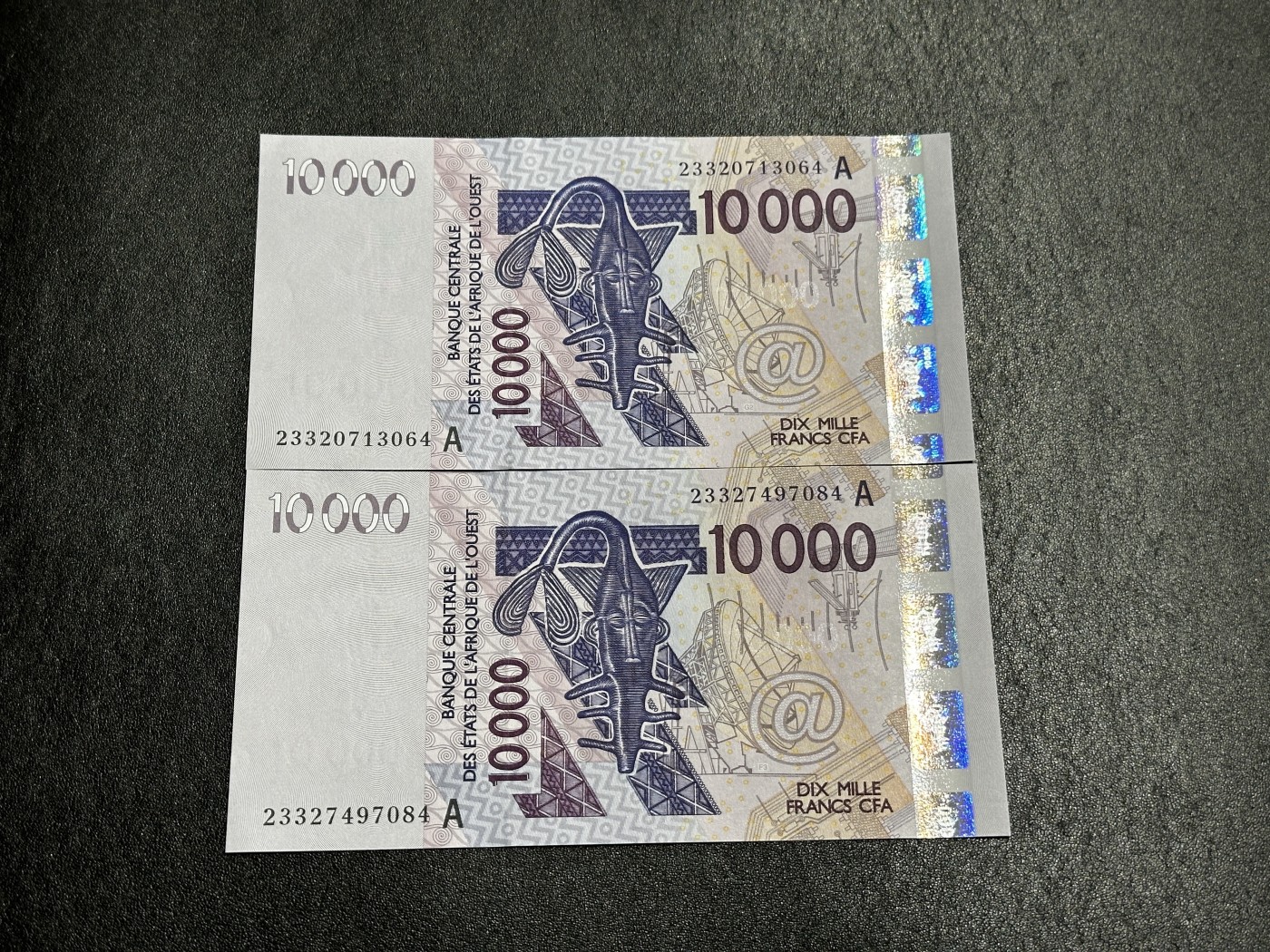 《外钞收藏家》第三百五十一期 2003年西非 贝宁 1万法郎 全新UNC 两张一起