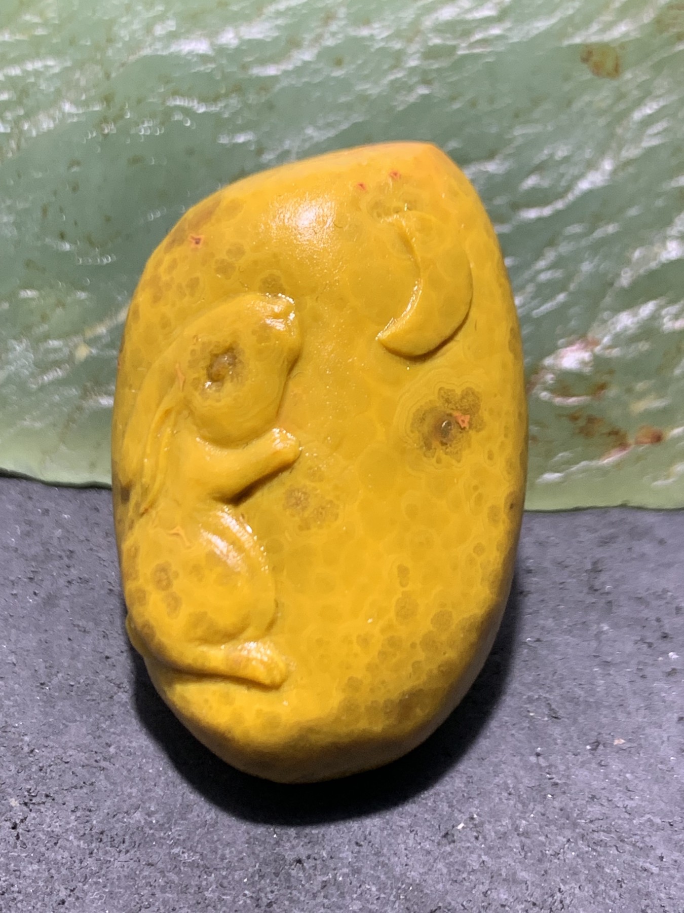 精美战国红玛瑙手工俏色巧雕玉兔吊坠一个，