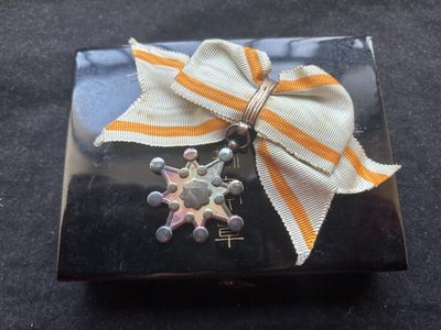 盛世勋华——号角文化勋章邮票专场拍卖第172期 - 牢记历史勿忘国耻--日本勋八等瑞宝章 银制 原盒 少见女版