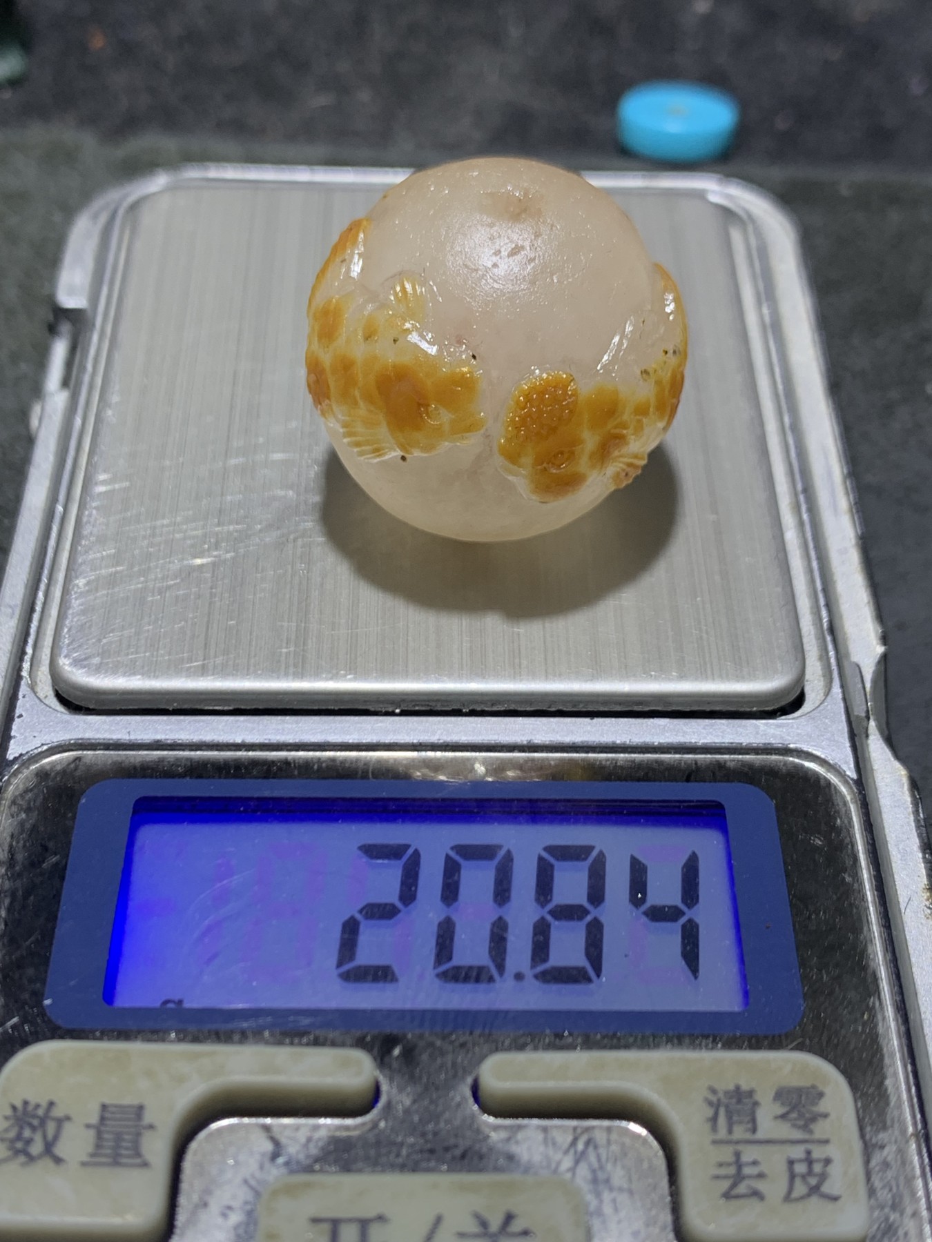 精美冰飘亚光糖心料战国红玛瑙手工俏色巧雕金鱼大随形珠一个，