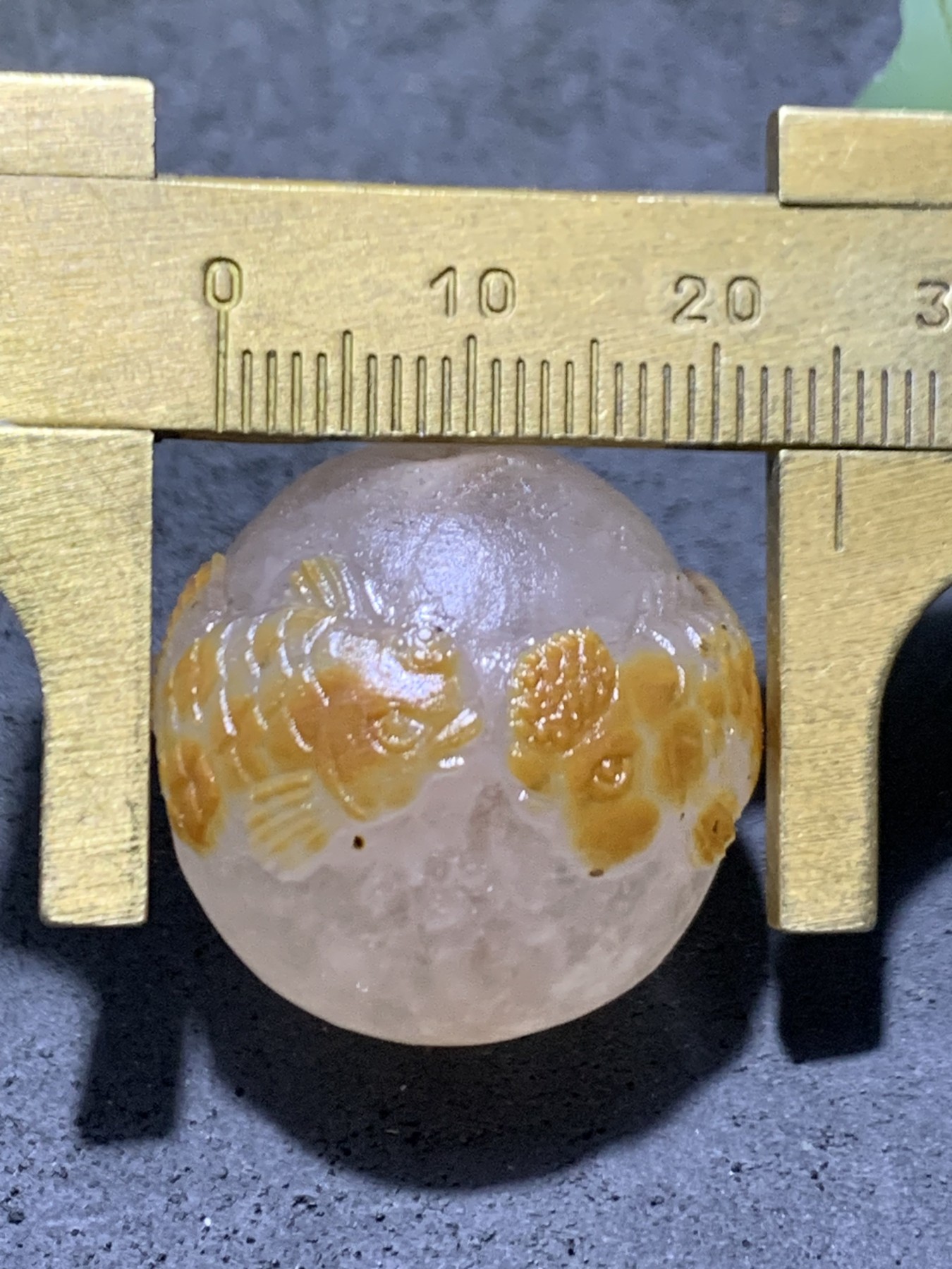 精美冰飘亚光糖心料战国红玛瑙手工俏色巧雕金鱼大随形珠一个，