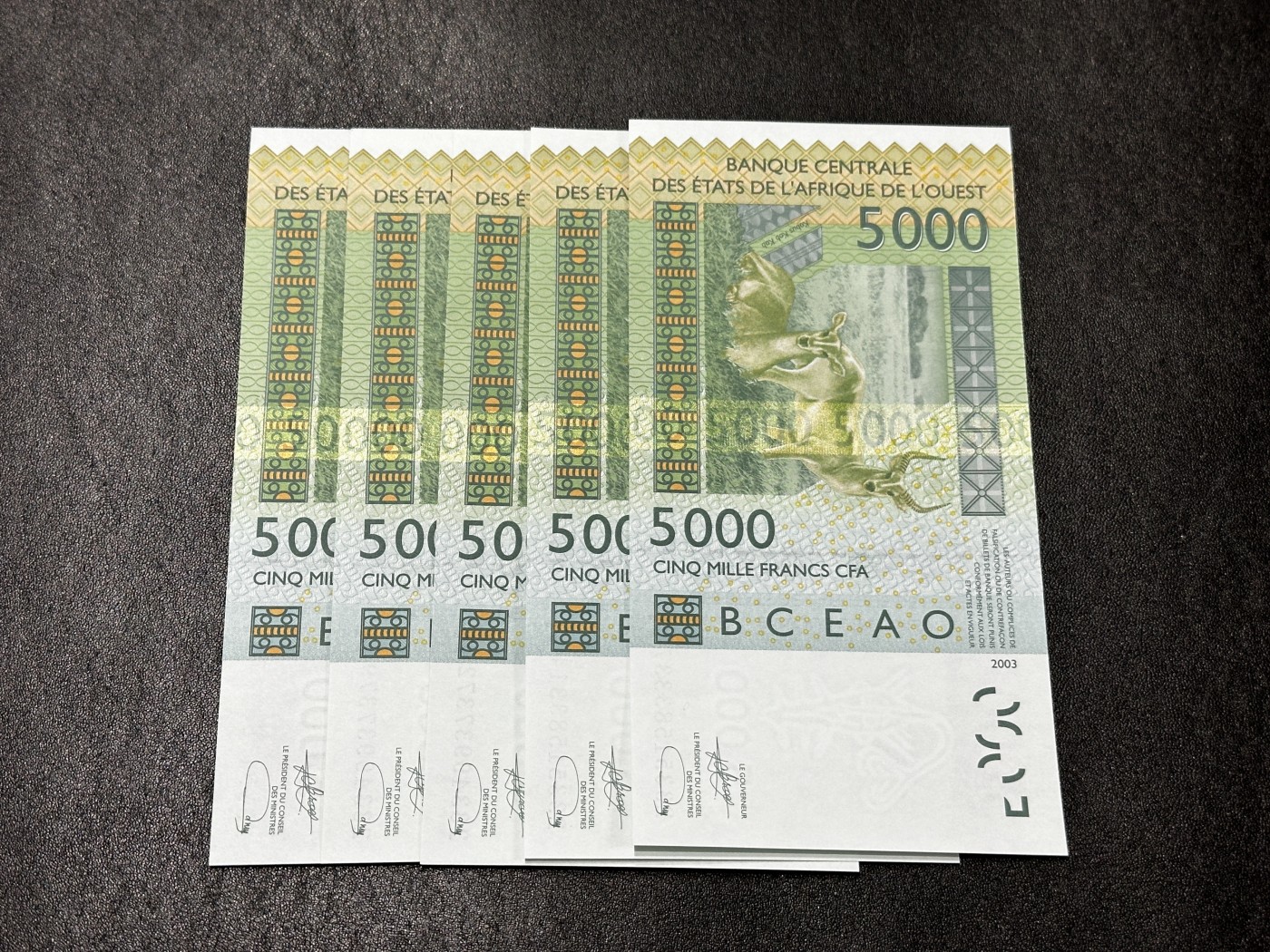 《外钞收藏家》第三百五十一期 2003年西非5000法郎 全新UNC 五张一起