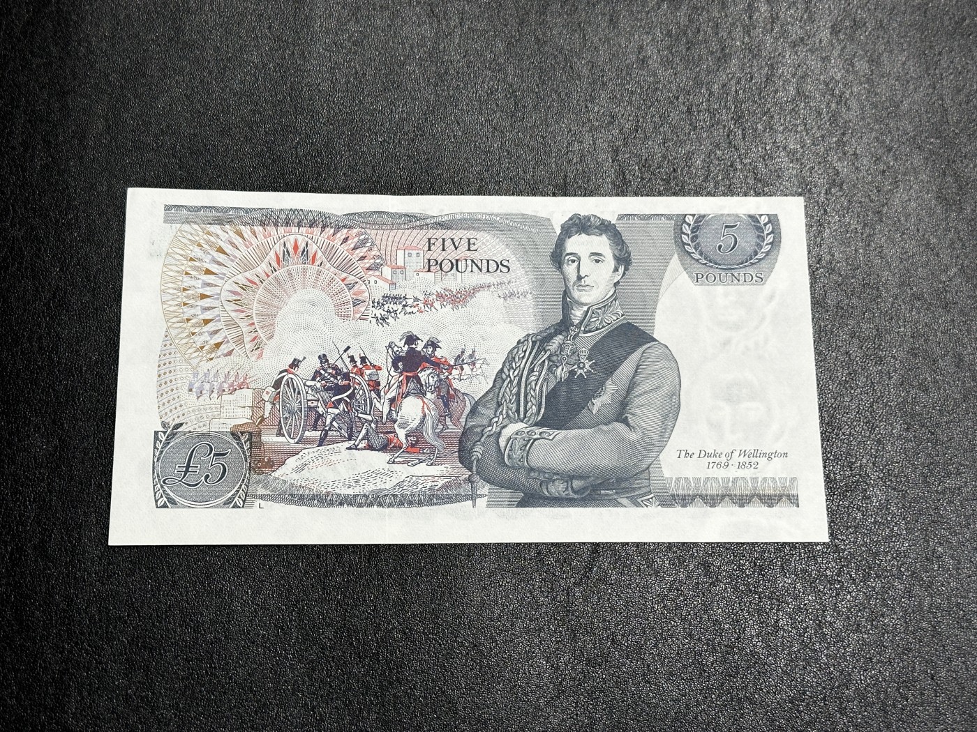 《外钞收藏家》第三百五十一期 英国D序列5镑 全新 一个轻微点钞痕（尾19）