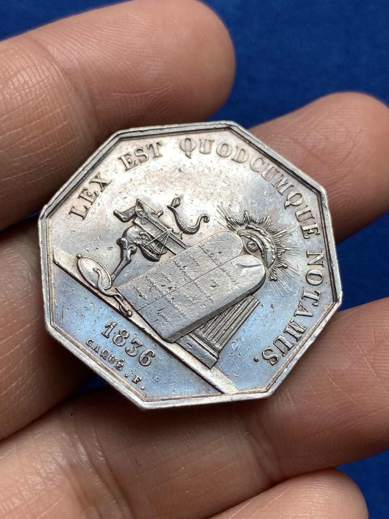 《竞宝斋》第251场-周日，周一2场连拍 (全场包邮) 1836年法国公证人协会银质八角代币，上帝全视之眼图案非常漂亮，约31.6mm，约13.1克，手指铭银标。