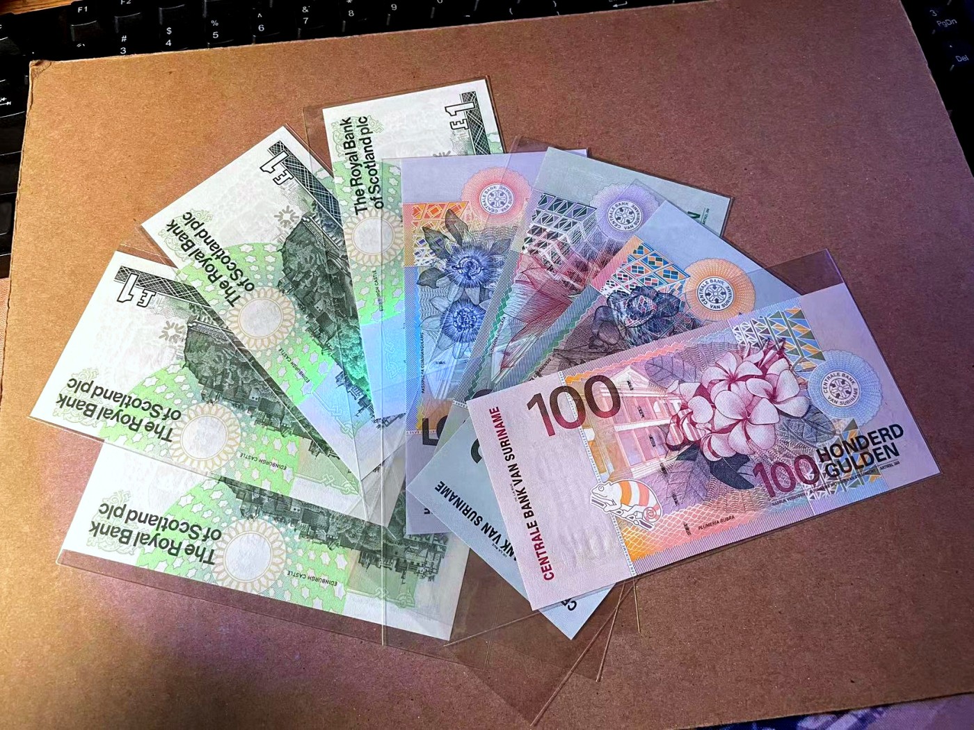 【Blue Auction】✨世界纸币精拍第453期【精】 【一组8张】苏格兰 2001年1镑 &苏里南 5-100盾 全新UNC