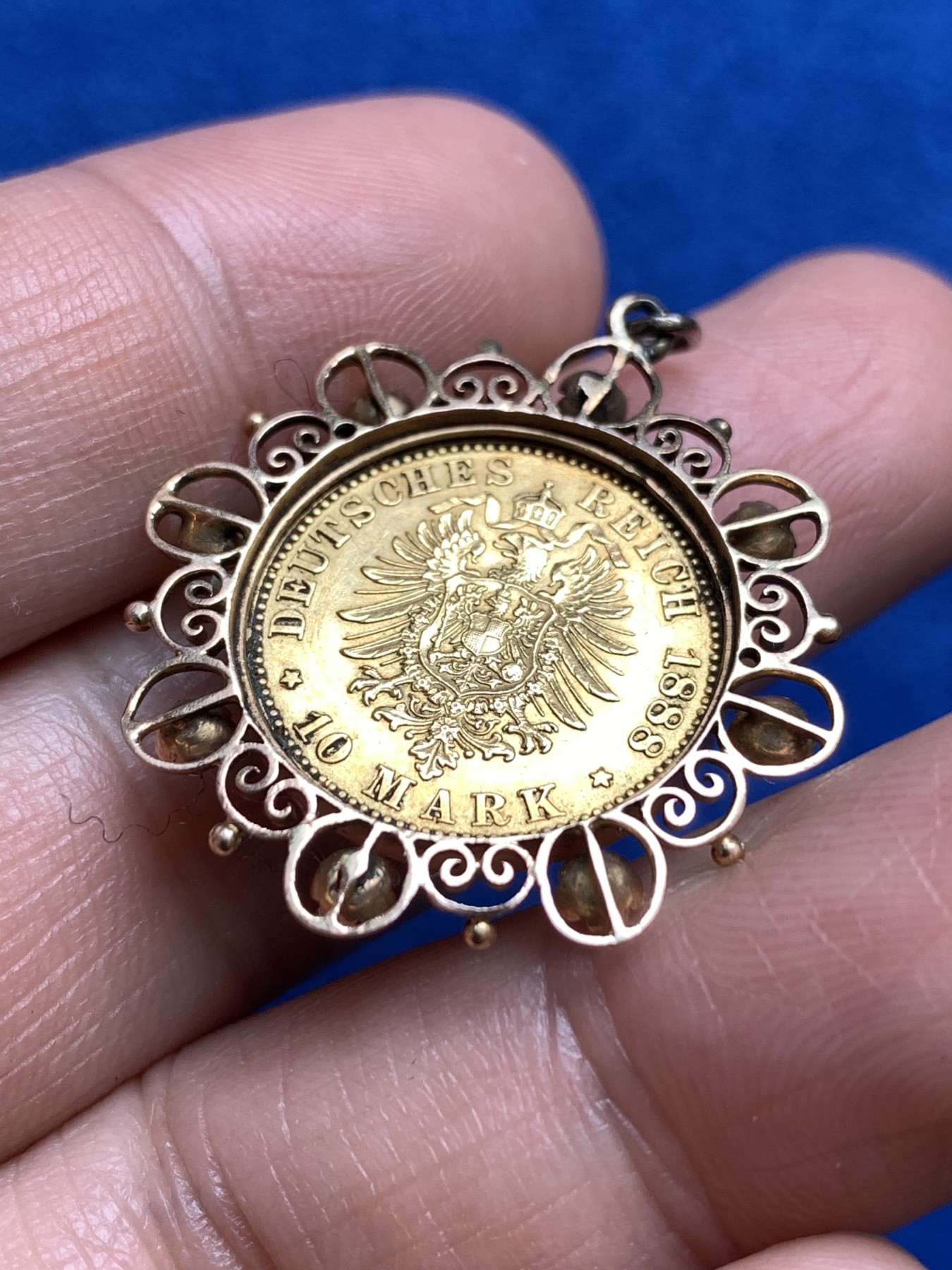 《竞宝斋》第251场-周日，周一2场连拍 (全场包邮) 1888年德国普鲁士弗里德里希三世10马克金币吊坠，18K金质包边，共重5.98克。该款金币品种十分稀少，细节见图。