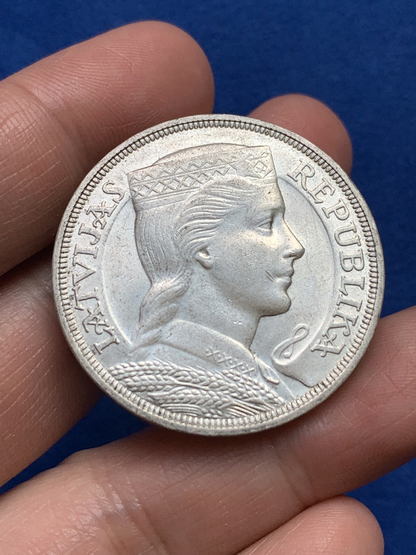 《竞宝斋》第251场-周日，周一2场连拍 (全场包邮) 拉脱维亚1931年谷物女神5拉特大银币，底板带光，细节不错，背面铸纹清晰。