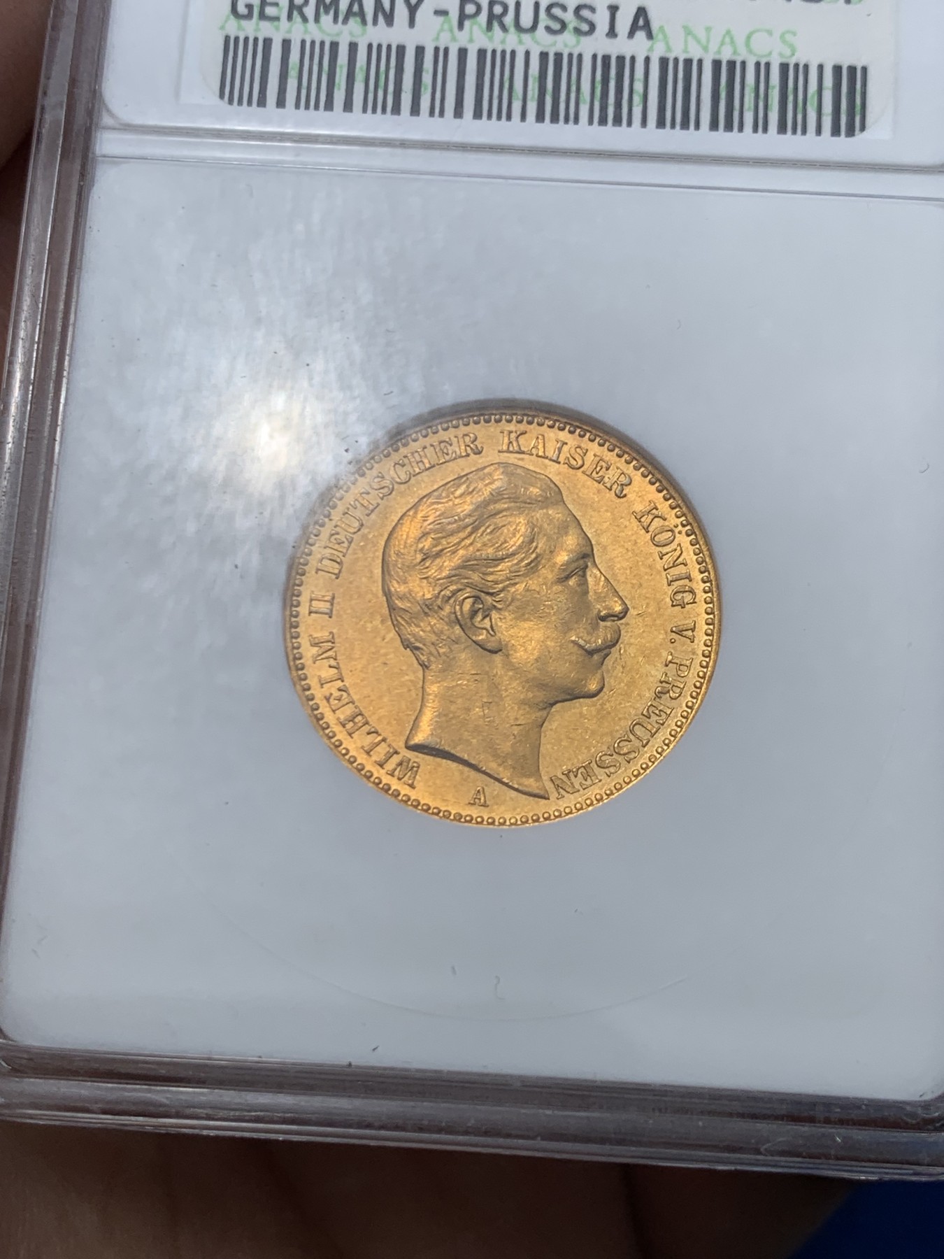 《竞宝斋》第251场-周日，周一2场连拍 (全场包邮) ANACS MS63 德国1896年20帝国马克金币 经典威廉二世早期金币，比后期的年份要少见，此枚经典的ANACS小白盒，20年前曾购于英国 细节和光度都非常好 重7.97克