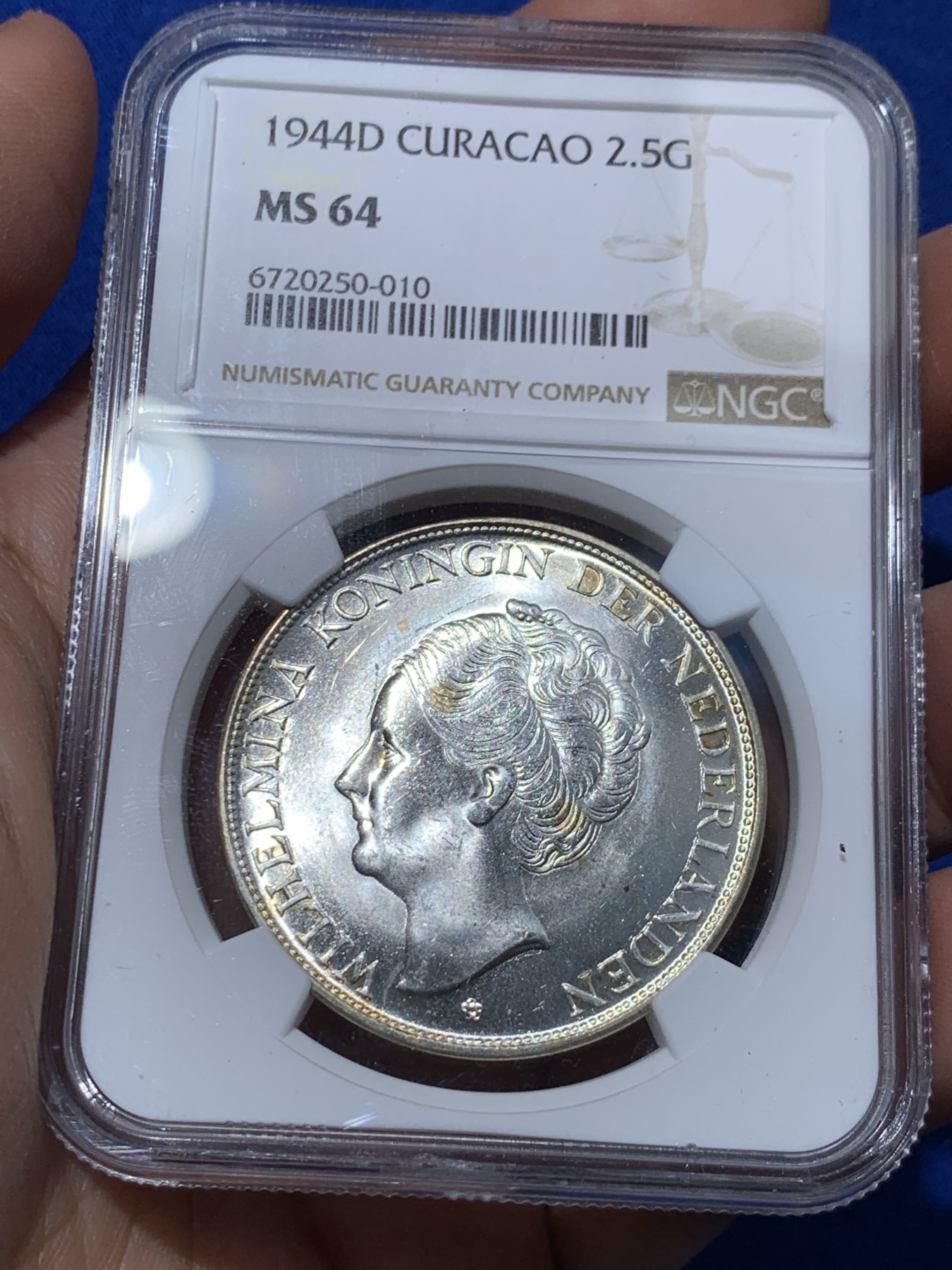 《竞宝斋》第251场-周日，周一2场连拍 (全场包邮) NGC MS64 荷属库拉索群岛 1944年 威廉明娜女王2.5盾大银币 打制精美，原光好品，极美状态。殖民地系列品种。