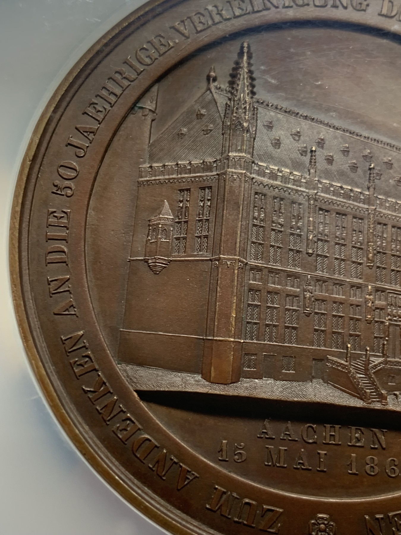 《竞宝斋》第251场-周日，周一2场连拍 (全场包邮) NGC MS64BN 德国亚琛1865年莱茵省并入普鲁士50周年纪念大铜章 加大加厚盒子 直径69毫米的巧克力大饼