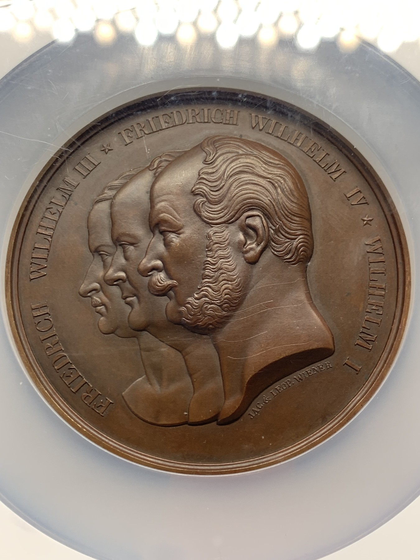 《竞宝斋》第251场-周日，周一2场连拍 (全场包邮) NGC MS64BN 德国亚琛1865年莱茵省并入普鲁士50周年纪念大铜章 加大加厚盒子 直径69毫米的巧克力大饼