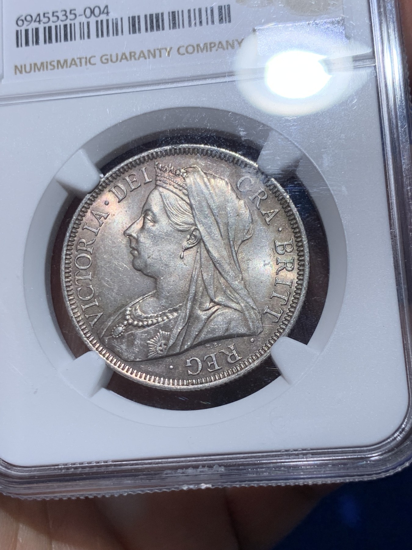 《竞宝斋》第251场-周日，周一2场连拍 (全场包邮) NGC MS63 1900年英国维多利亚女王披纱半克朗银币，淡淡的金彩包浆，阳光下绚烂夺目。