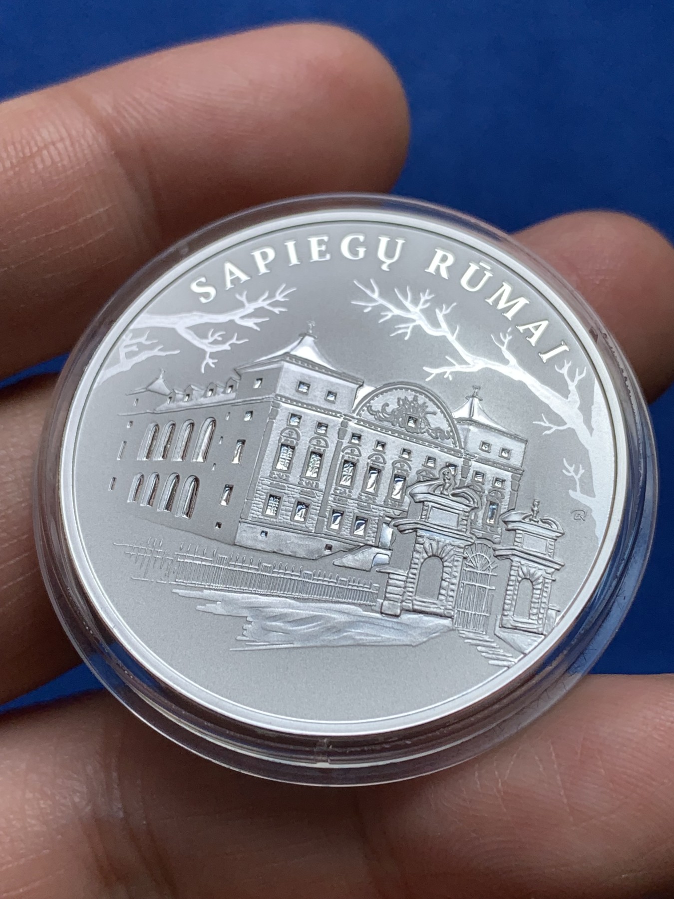 《竞宝斋》第251场-周日，周一2场连拍 (全场包邮) 立陶宛2019年发行的城堡与庄园系列萨皮埃哈宫精制纪念20欧银币（限量2500枚，珍稀藏品） 28.28g 38.61mm 925银 盒证全
