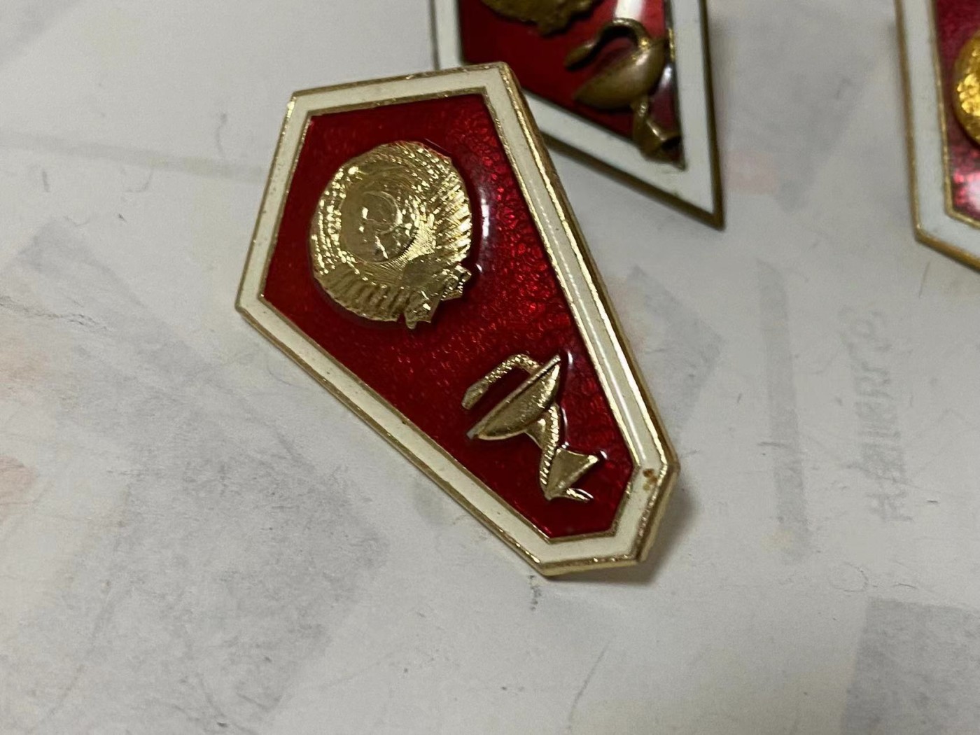 苏联勋章奖章3月23日拍卖第七期3月25日晚上九点结束 苏联校徽医学院早期铜质+两个不同的后期 一共三枚 重量比较看说明