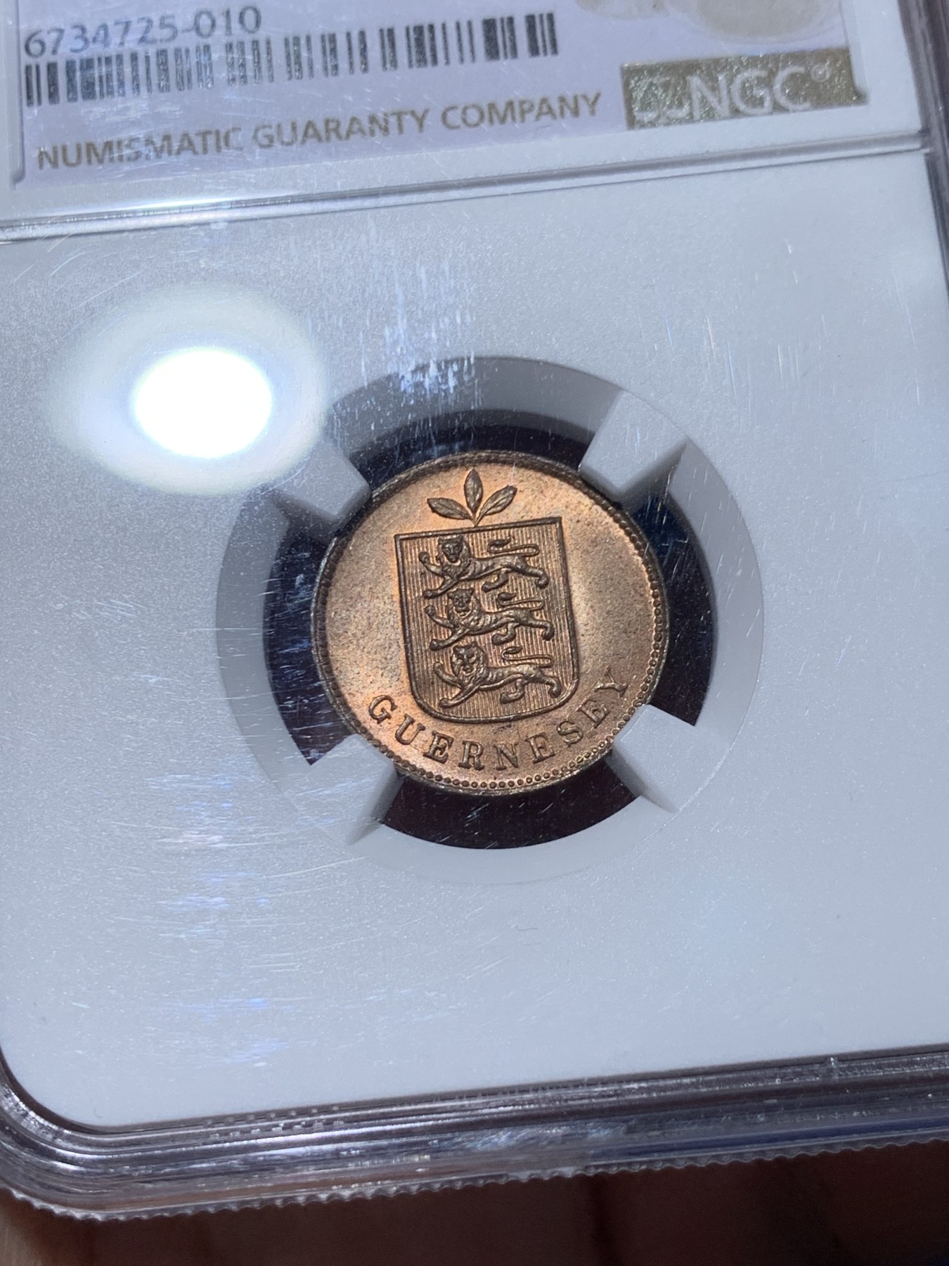 《竞宝斋》第251场-周日，周一2场连拍 (全场包邮) NGC MS65RB 1893年英属根西岛一道布铜币，经典三狮纹章，近RD状态，铜光闪闪，转光如丝