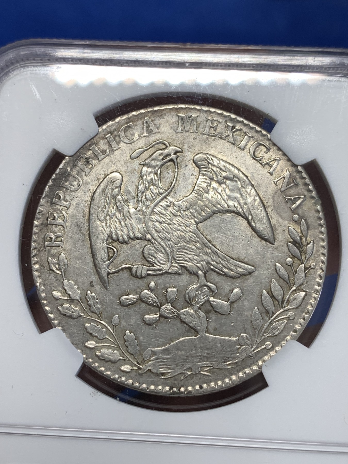 《竞宝斋》第251场-周日，周一2场连拍 (全场包邮) NGC AU58 墨西哥 1863年 8瑞尔 鹰洋 银币 GO厂 这年基本都是正常版 此枚看年份数字细节像是骑字版