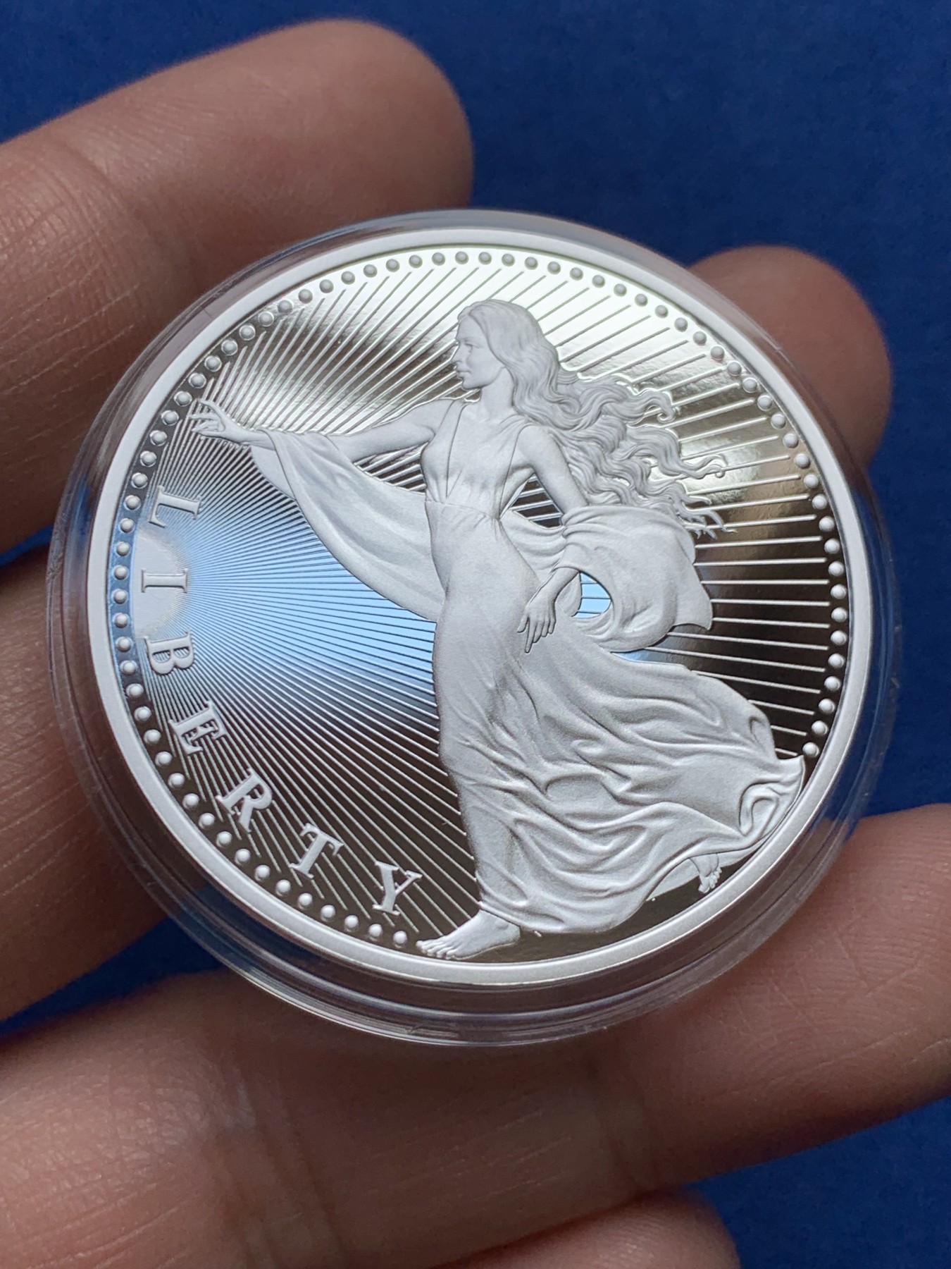 《竞宝斋》第251场-周日，周一2场连拍 (全场包邮) 美国2022年发行的加密货币系列-女神-1000聪（限量1000枚） 1盎司 999银 40mm 礼盒装 精制币
