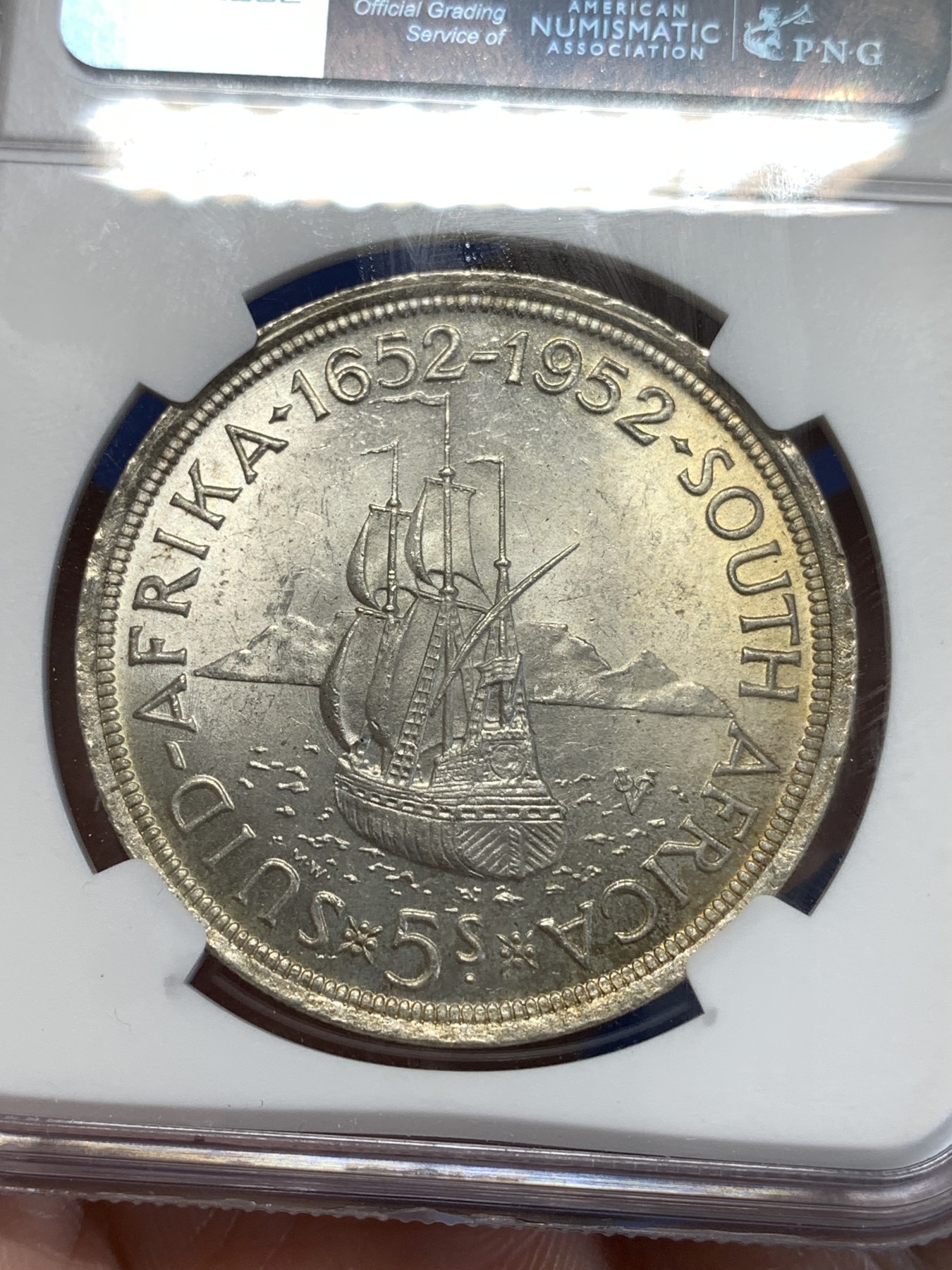 《竞宝斋》第251场-周日，周一2场连拍 (全场包邮) NGC MS61 英属南非1952年乔治六世5先令克朗型大银币 原光充沛，银光闪闪，背面带环彩，略有低评。