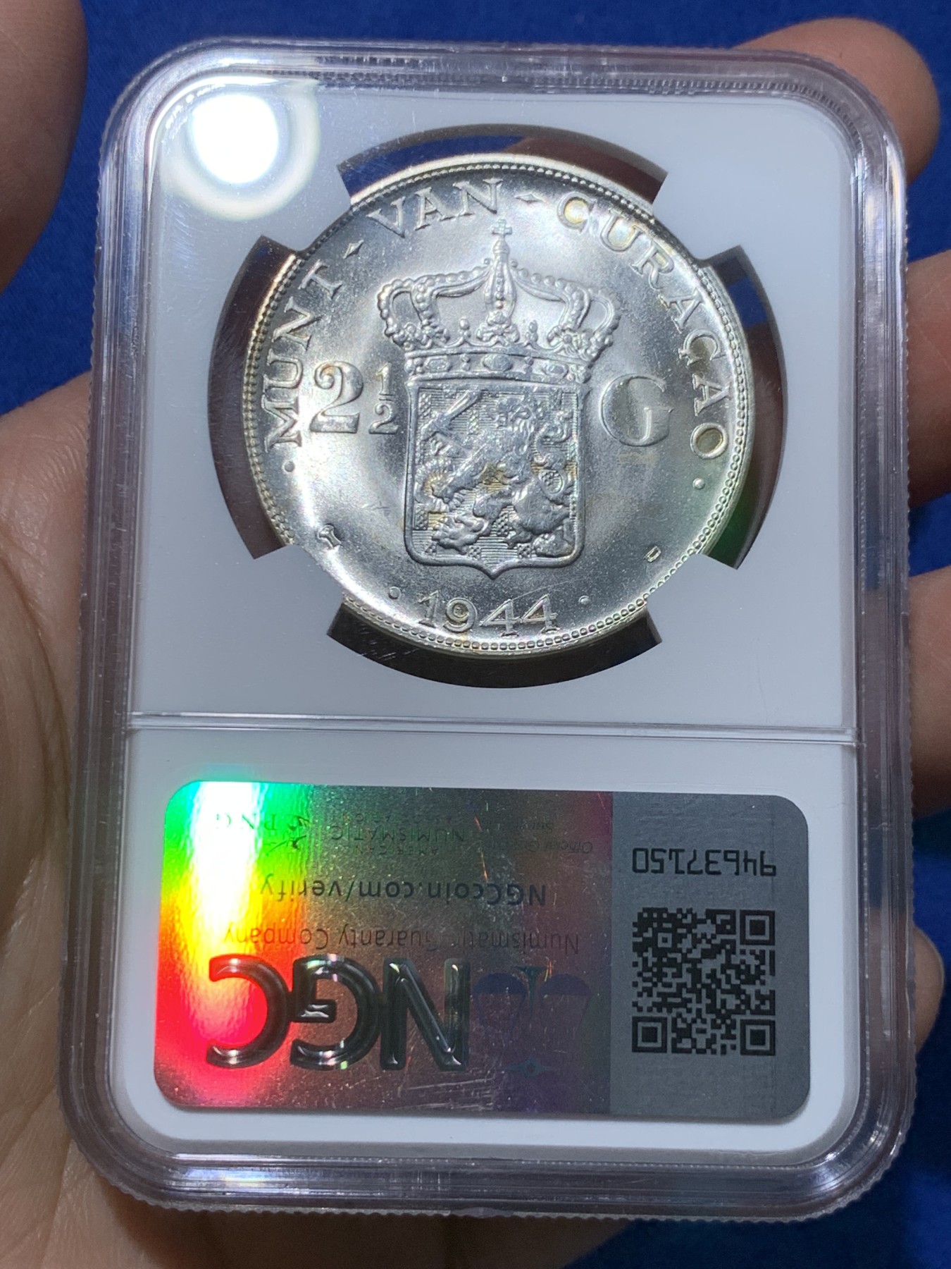 《竞宝斋》第251场-周日，周一2场连拍 (全场包邮) NGC MS64 荷属库拉索群岛 1944年 威廉明娜女王2.5盾大银币 打制精美，原光好品，极美状态。殖民地系列品种。