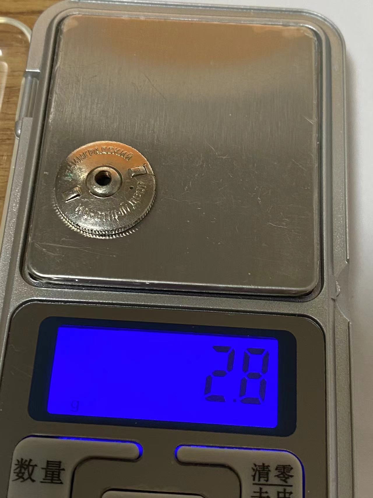 苏联勋章奖章3月23日拍卖第七期3月25日晚上九点结束 苏联校徽医学院早期铜质+两个不同的后期 一共三枚 重量比较看说明