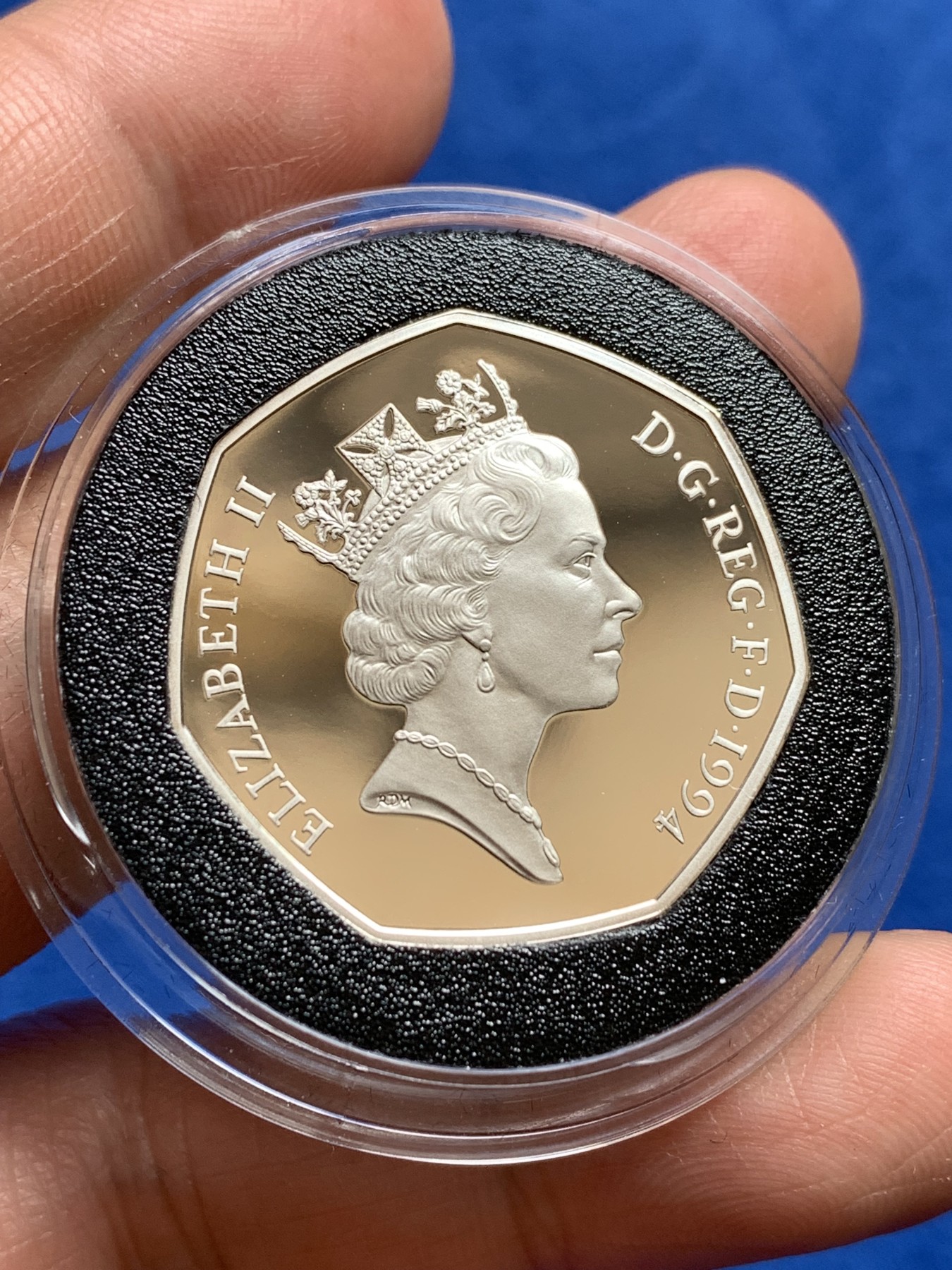 《竞宝斋》第251场-周日，周一2场连拍 (全场包邮) 1994年英国诺曼底登陆50周年纪念精制银币（克劳斯获奖96年最受欢迎、最佳时事、最佳硬币） 13.5g 30mm 925银 盒证全