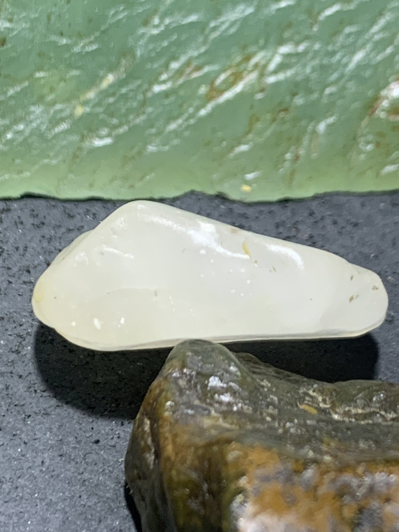 精美天然地表宝石光金丝玉原石一块