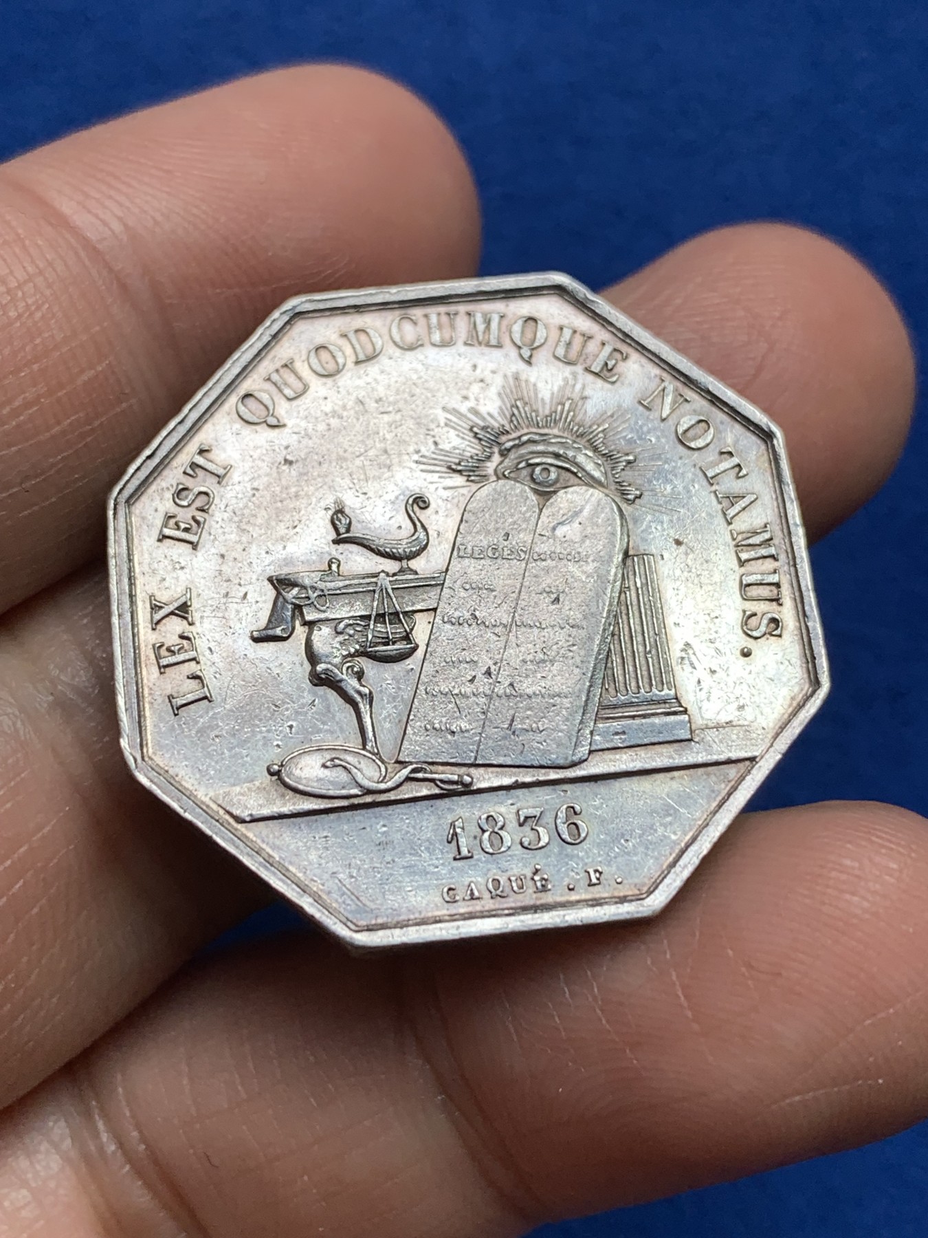 《竞宝斋》第251场-周日，周一2场连拍 (全场包邮) 1836年法国公证人协会银质八角代币，上帝全视之眼图案非常漂亮，约31.6mm，约13.1克，手指铭银标。