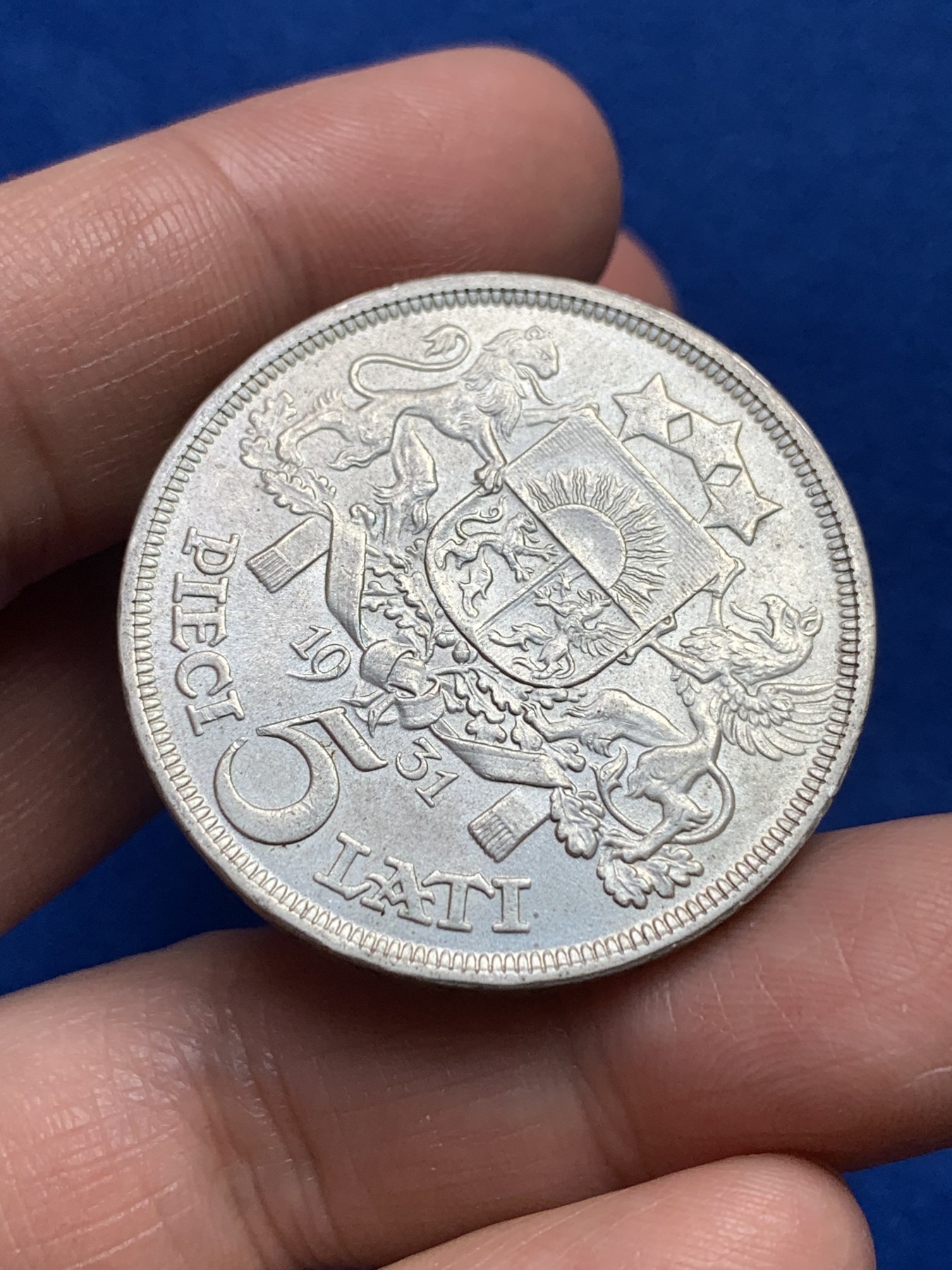 《竞宝斋》第251场-周日，周一2场连拍 (全场包邮) 拉脱维亚1931年谷物女神5拉特大银币，底板带光，细节不错，背面铸纹清晰。