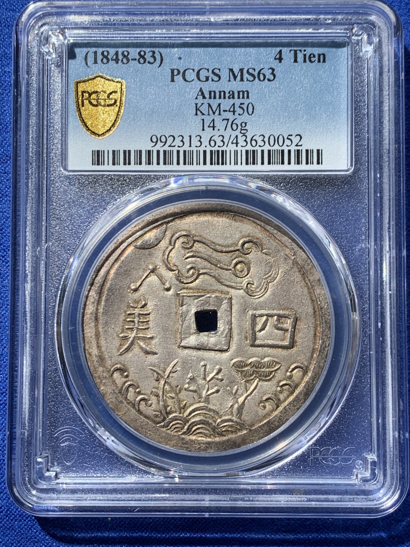 《竞宝斋》第251场-周日，周一2场连拍 (全场包邮) PCGS MS63 安南冠军分四美大银币 深打原色包浆 ：四美為東方旭日，西方娥眉月，中间的星宿與祥雲。下方大海，上有松竹梅三君子，异想天开的视觉呈现，表达古人天人合一的完美契合，虹彩色包浆美轮美奂，字图完美深打，所见最美，去年十月SBP62分26400美金成交，美美与共