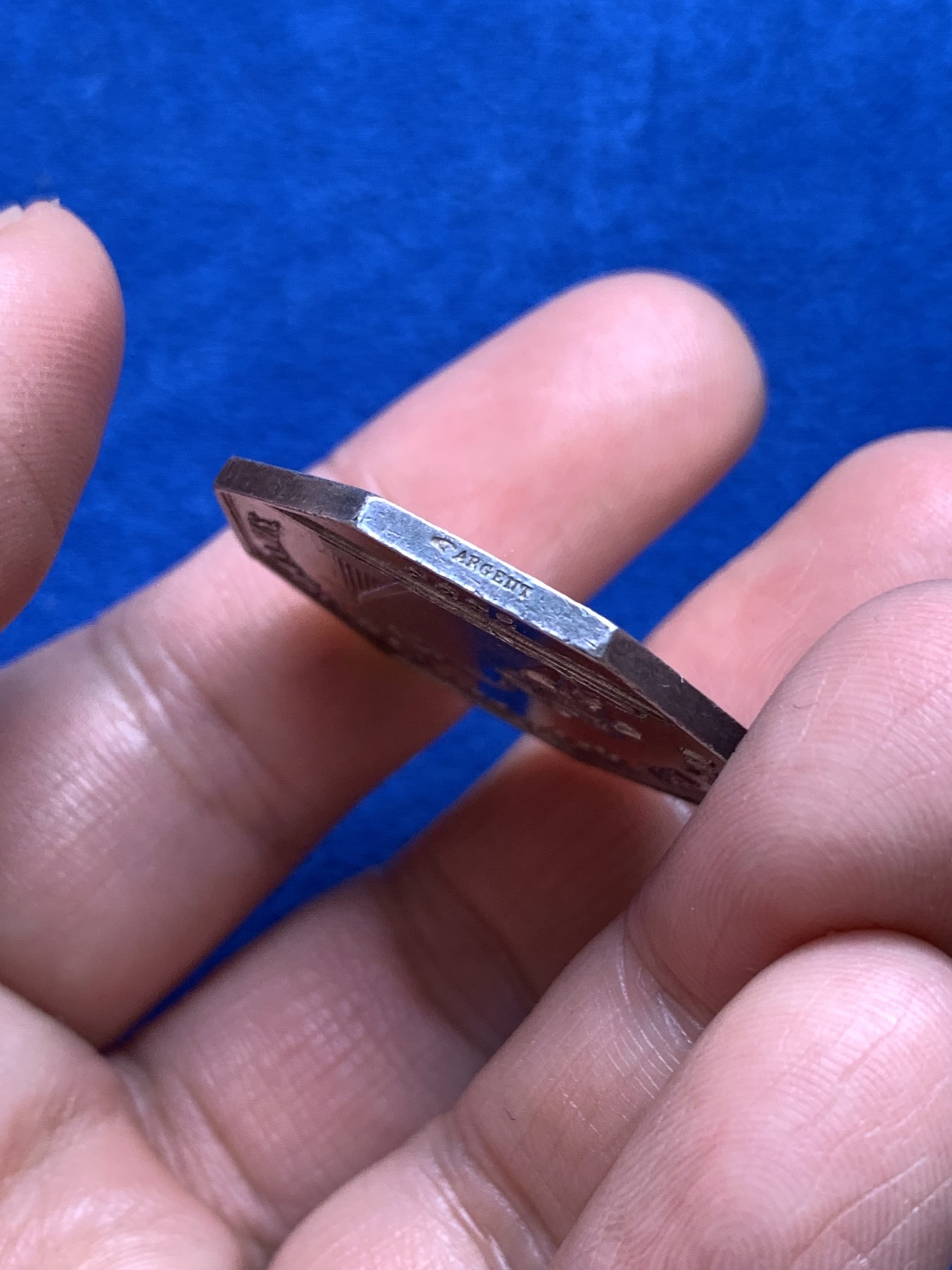 《竞宝斋》第251场-周日，周一2场连拍 (全场包邮) 1836年法国公证人协会银质八角代币，上帝全视之眼图案非常漂亮，约31.6mm，约13.1克，手指铭银标。