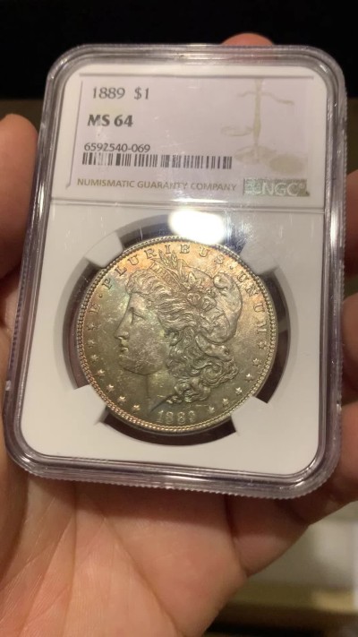 《竞宝斋》第251场-周日，周一2场连拍 (全场包邮) NGC MS64 美国1889年摩根银币P版，少见年份。