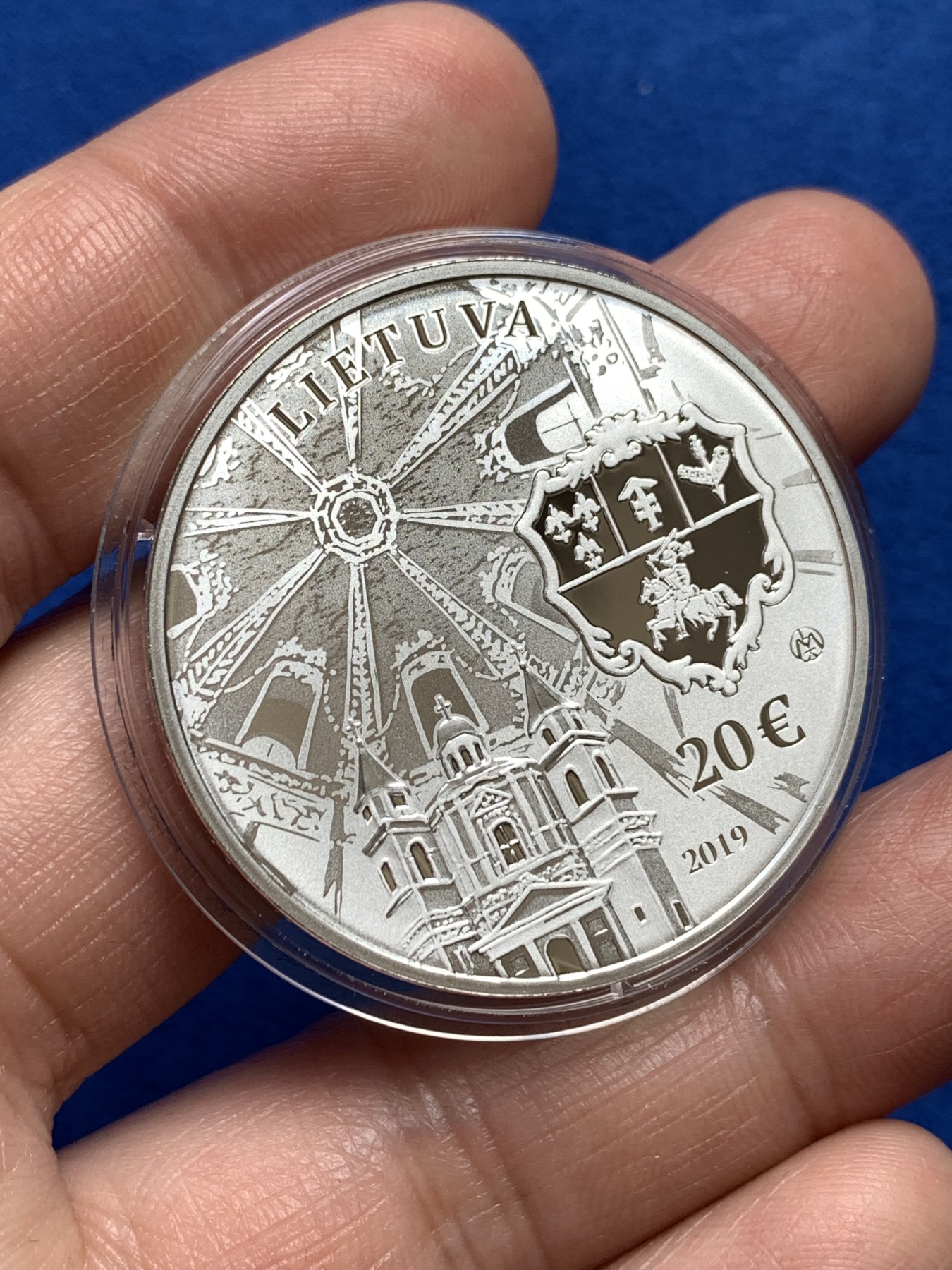 《竞宝斋》第251场-周日，周一2场连拍 (全场包邮) 立陶宛2019年发行的城堡与庄园系列萨皮埃哈宫精制纪念20欧银币（限量2500枚，珍稀藏品） 28.28g 38.61mm 925银 盒证全